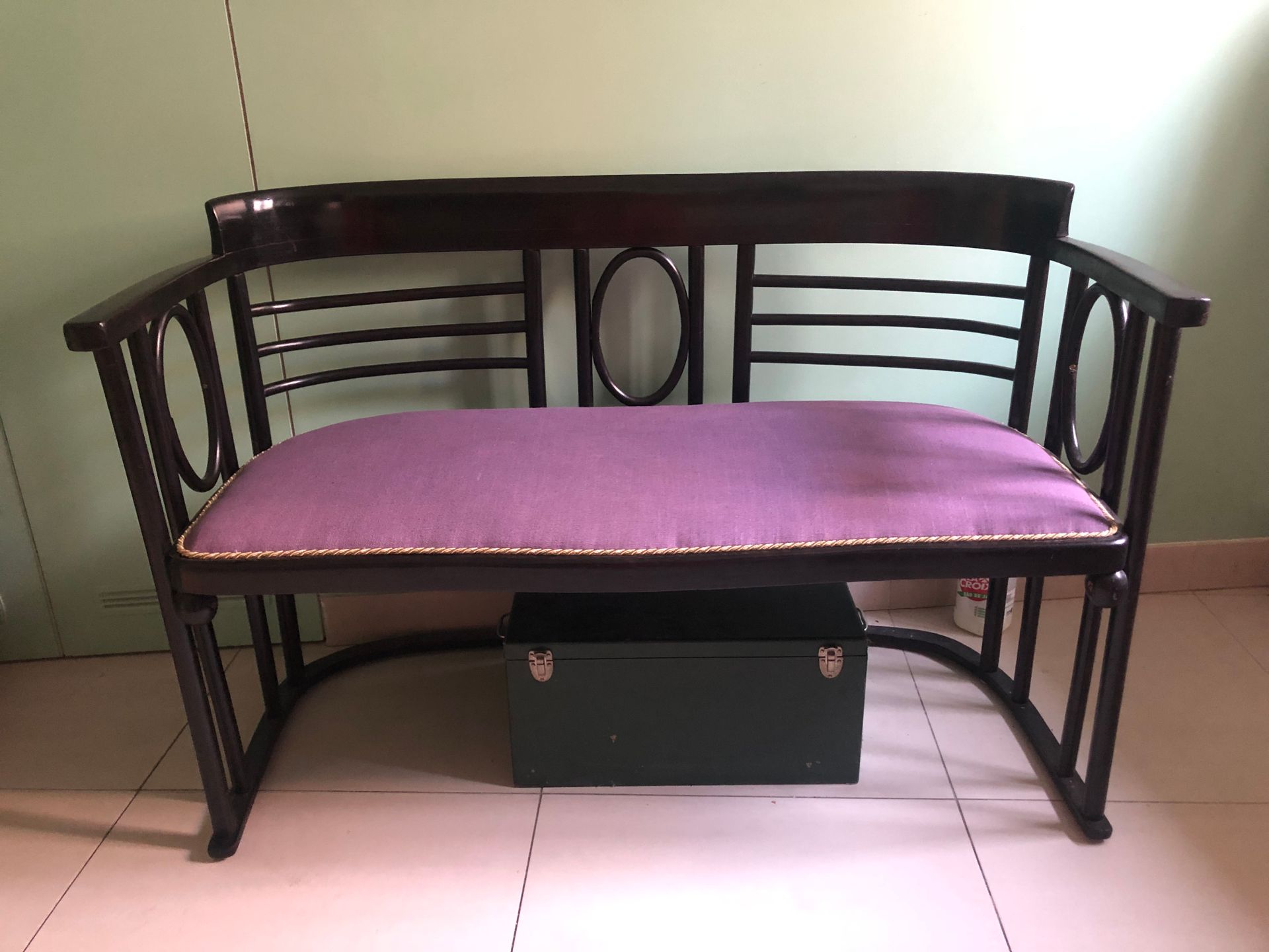 Null BANQUETTE en bois peint noir, garniture violet cardinal. Travail anglais. H&hellip;