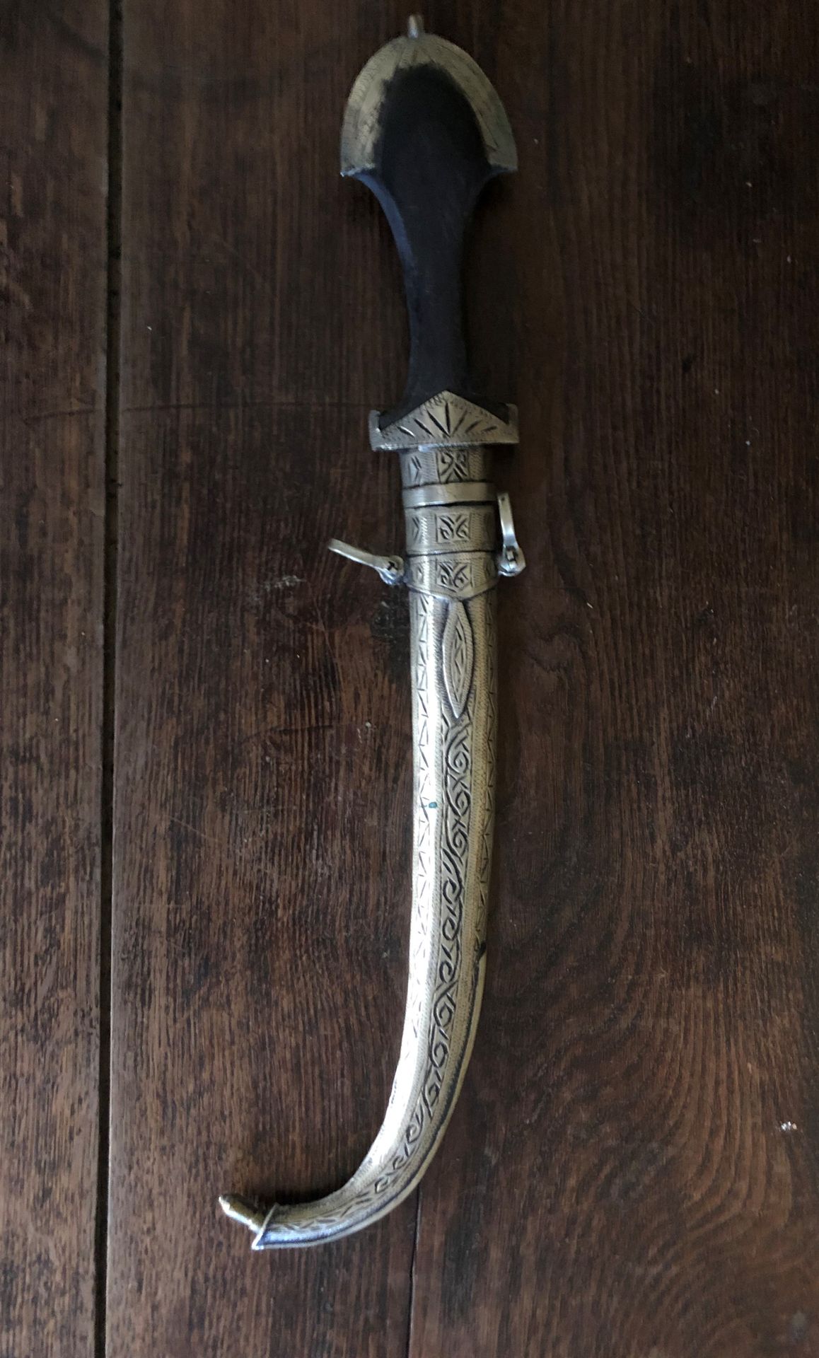 Null 被称为 "Koummiya "的刀，木质手柄，刀鞘和饰物上有凹凸装饰。东方的工作。长度：40厘米。