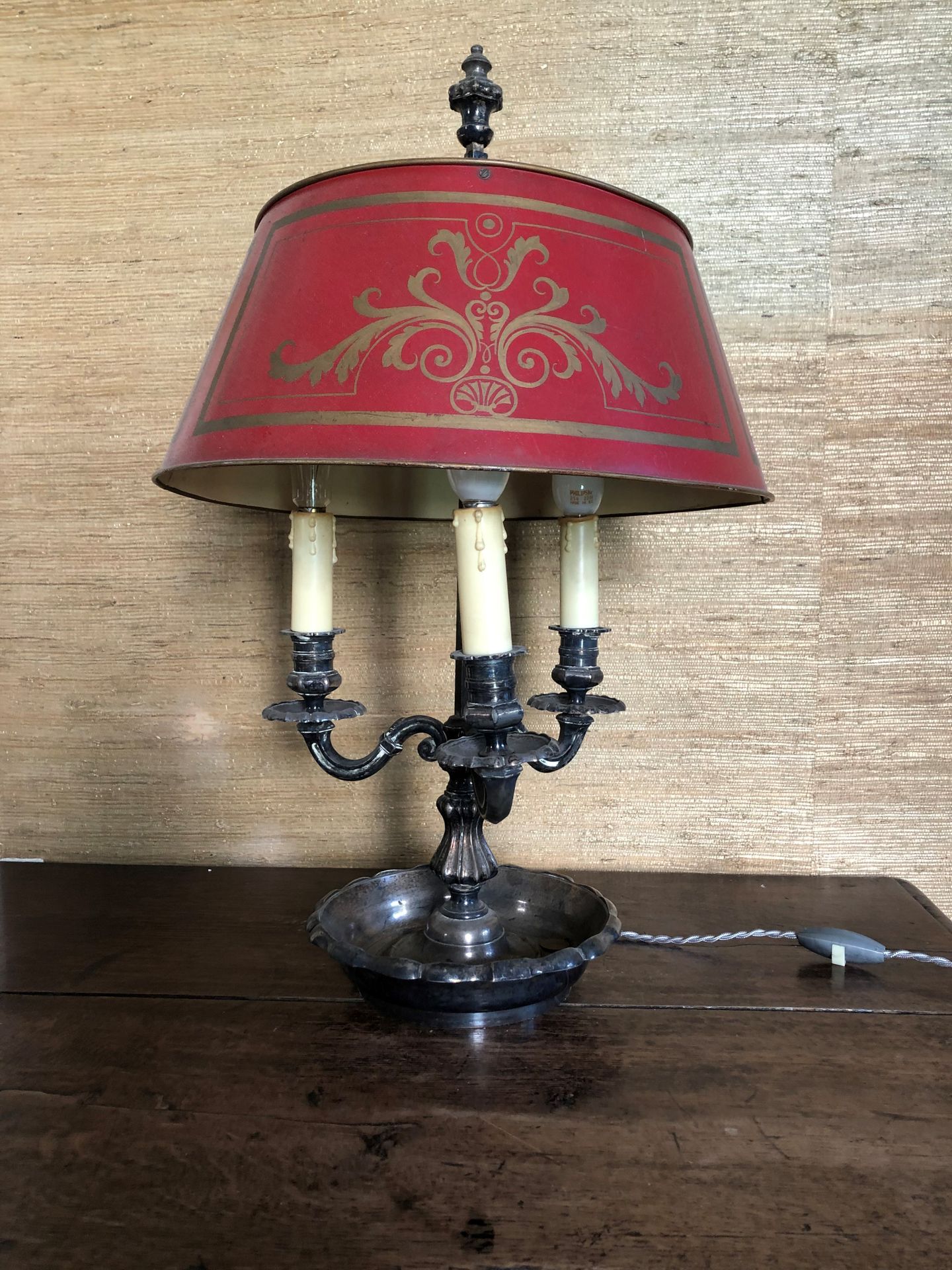 Null 一盏三灯镀银青铜比洛特灯，灯罩为红色漆面金属板，上面有金色的卷轴。路易十五风格。高度：59厘米。高度：59厘米。