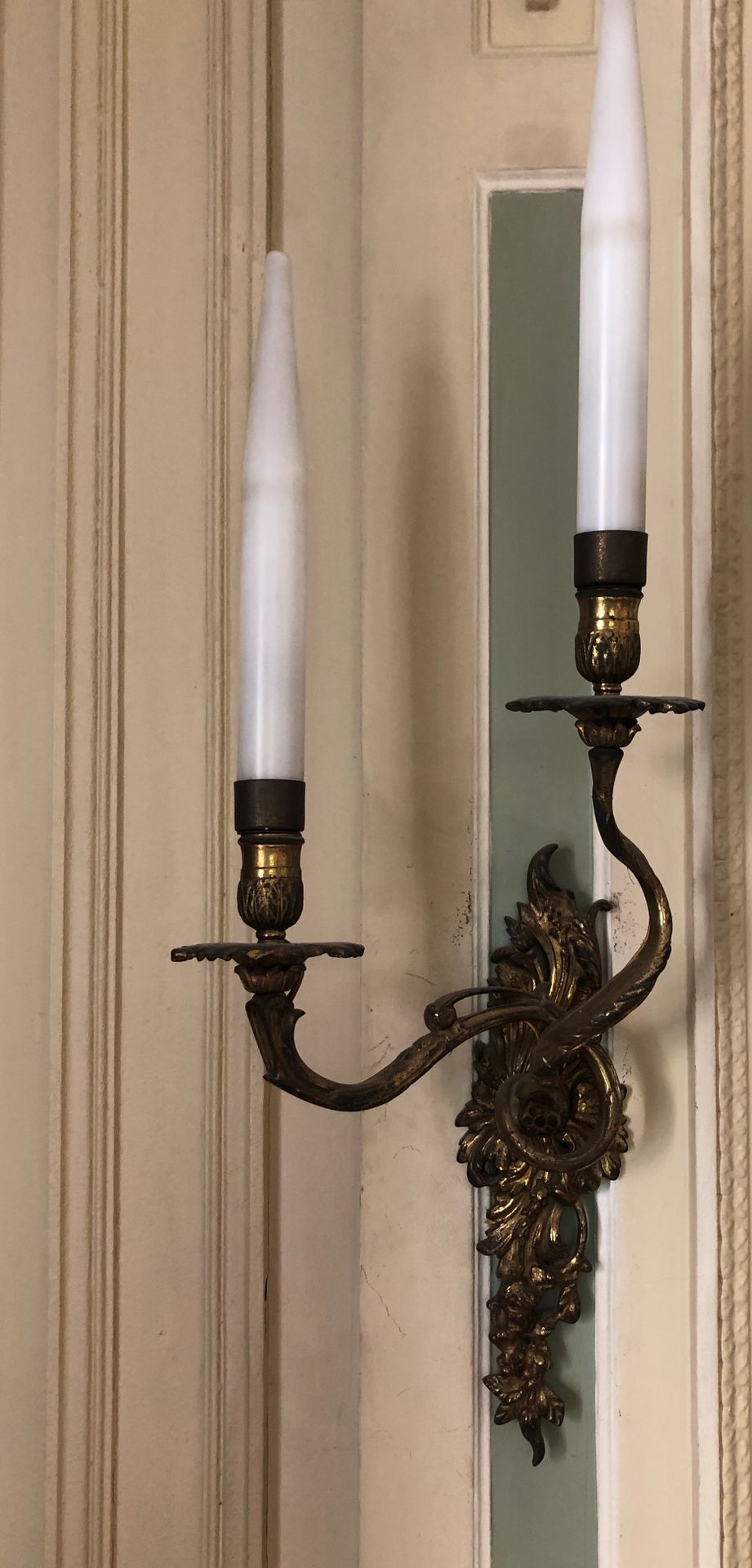 Null Paire d'APPLIQUES en bronze doré à deux bras de lumière. Style Louis XV. Ha&hellip;