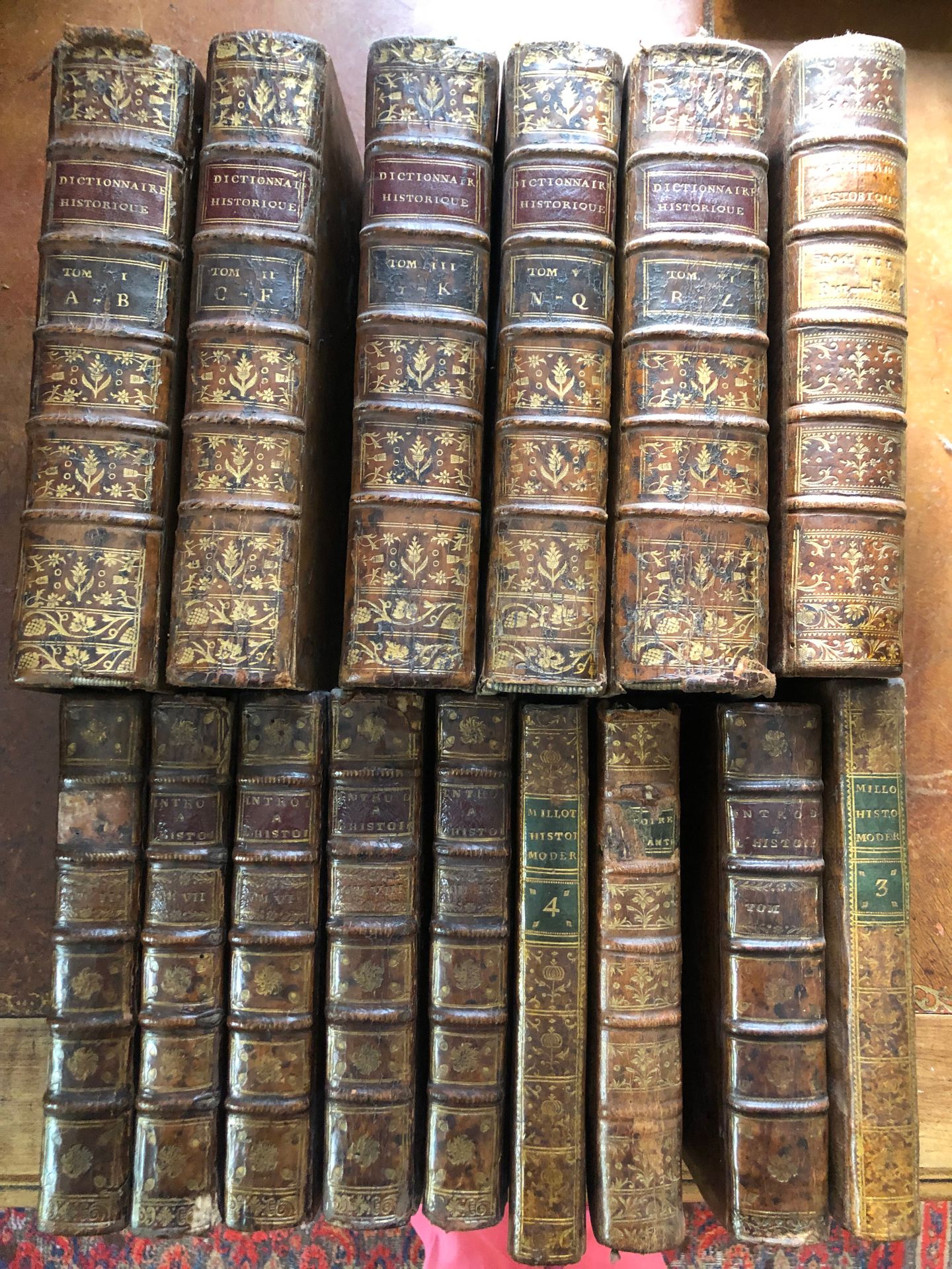 Null Importante serie di volumi che includono: - Dictionnaire Historique, Caen, &hellip;