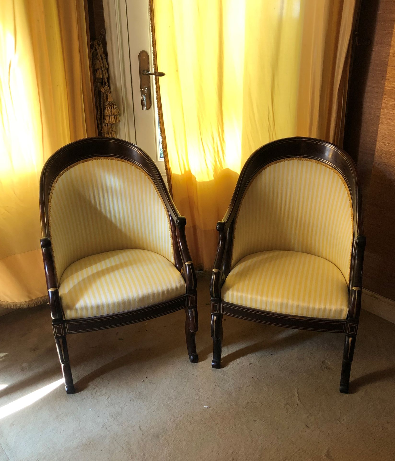 Null 一对红木贡多拉椅，有黄铜圆角装饰，滚动的扶手，前腿和马刀形后腿。以黄色条纹织物为椅垫。一把桃花心木椅子，有马刀腿和相同的软垫。查理十世时期。高度：84&hellip;