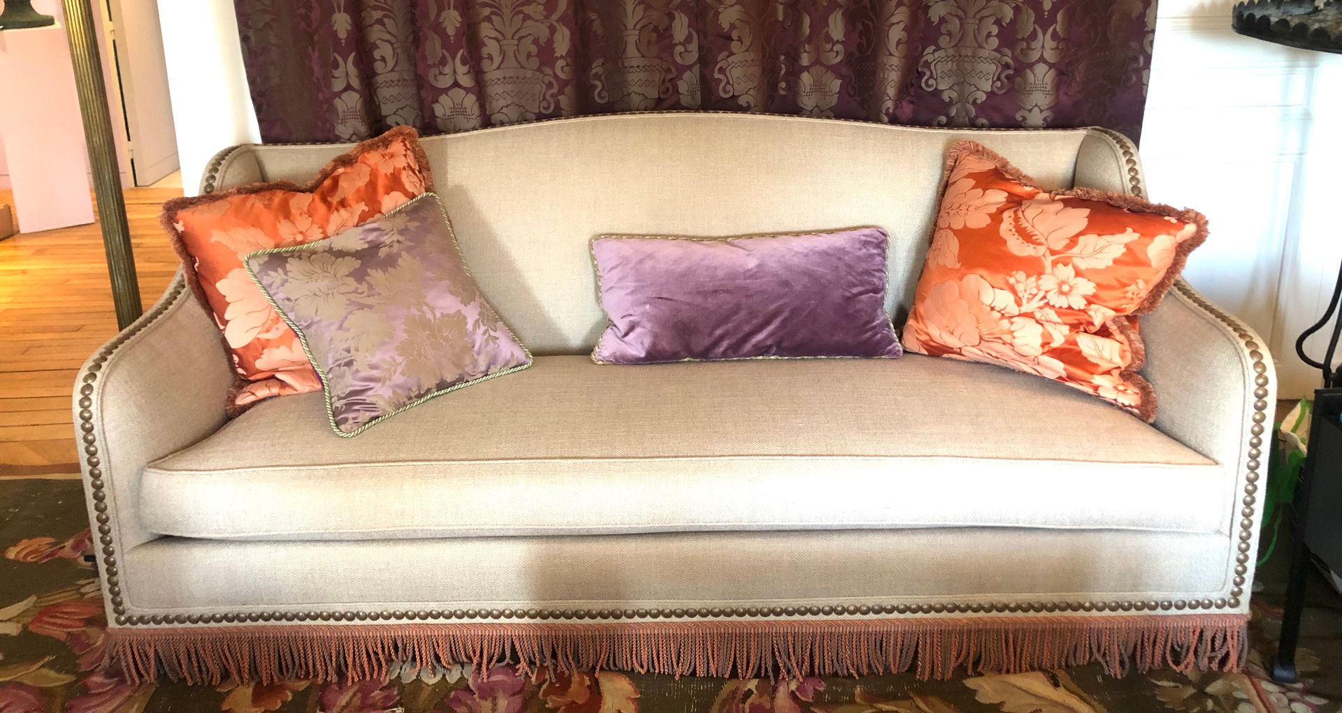 Null 
巴黎的LEINIS。米色麻质的3人座沙发，用钉子模拟辫子进行装饰。高度：85厘米；宽度：210厘米；深度：85厘米。
