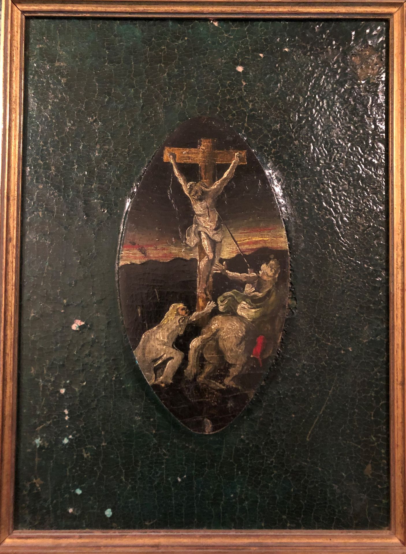 Null 彩绘木质钥匙盒，顶部有显示耶稣受难的彩绘装饰。高度：26厘米。