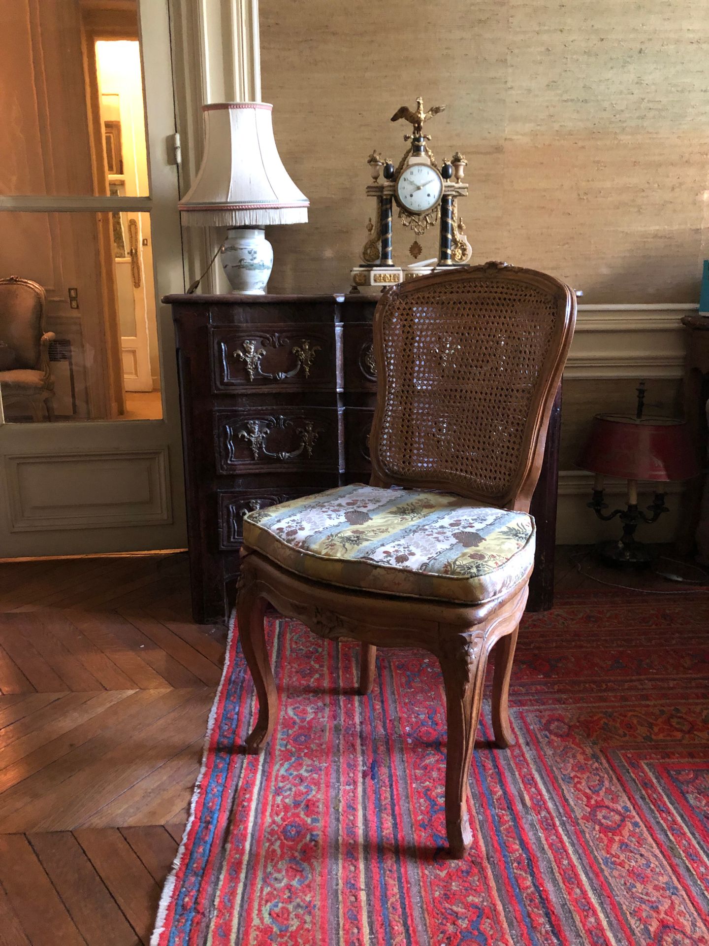 Null 一把模制和雕刻的木椅，有一个藤条的座位和背部。路易十五时期。高度：90厘米。90厘米；宽度：45厘米；深度：50厘米。