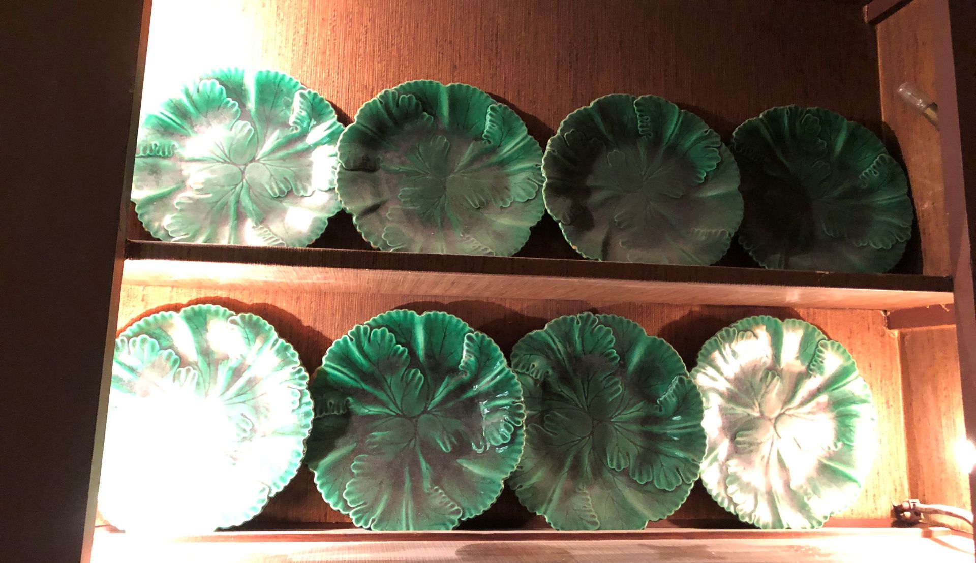 Null 
一套39个带植物装饰的绿色珐琅彩陶盘，其中18个来自Gien，创作 primavera，12个来自Gien的白色珐琅彩陶盘。20世纪。(许多缺口和事&hellip;