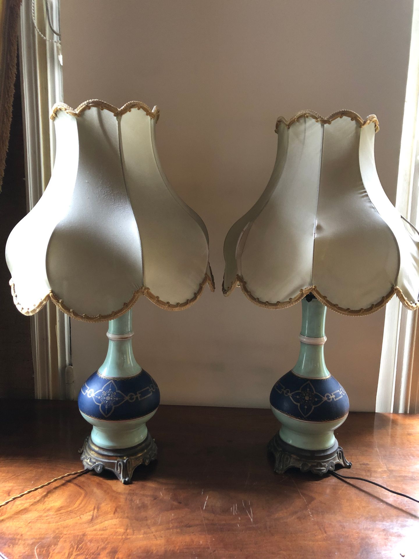Null 
一对绿松石和蓝色瓷器的装饰灯。黄铜底座。高度：30厘米。彩绘瓷质栏杆花瓶，青铜框架。拿破仑三世时期。高度：34厘米。(灯罩被撕碎)