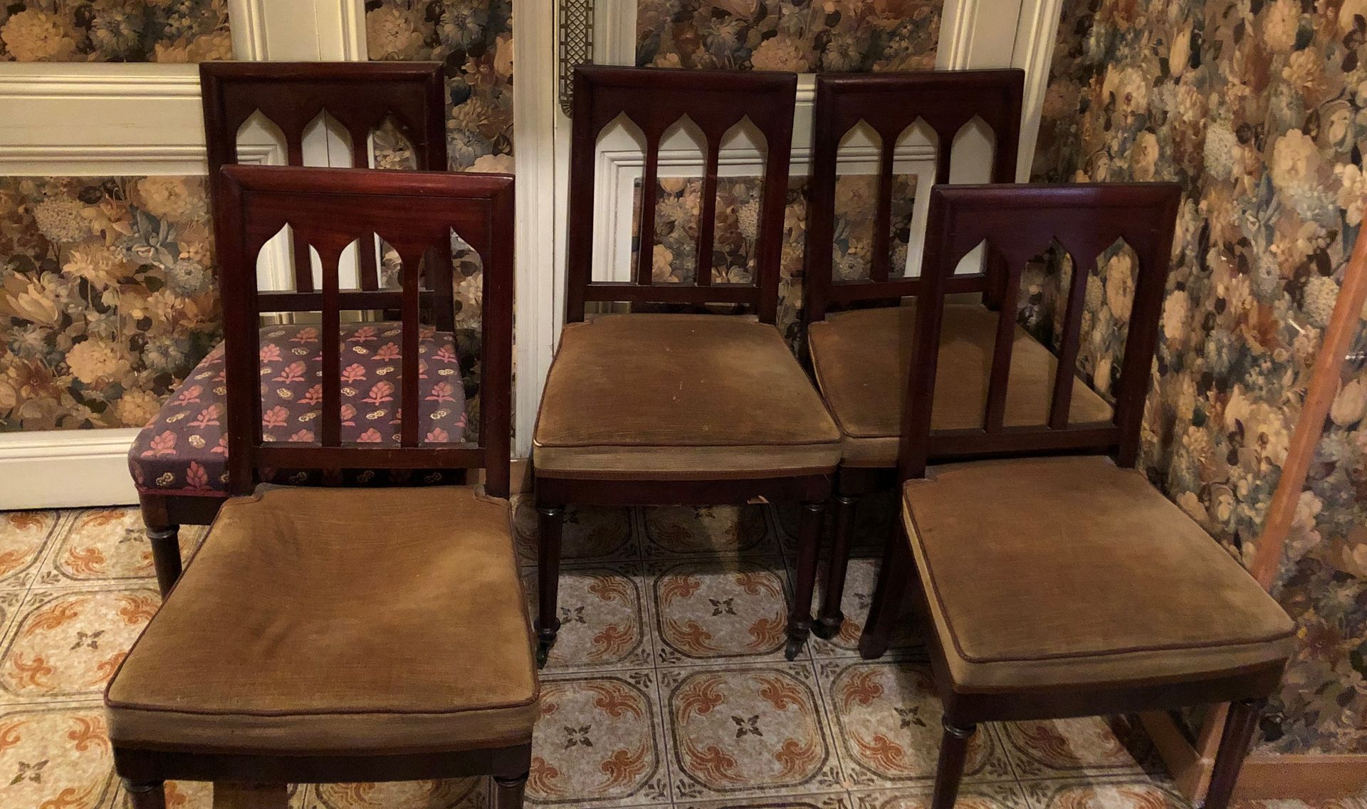 Null 一套8把桃花心木和桃花心木饰面的椅子，背部有镂空设计。英国，19世纪。高度：85；宽度：46；深度：41厘米。