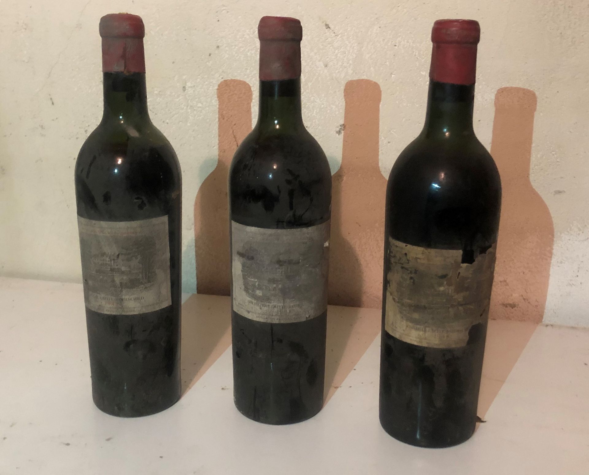 Null 3 bottiglie CHÂTEAU LAFITE ROTHSCHILD (H.E.) 1948. Un'etichetta danneggiata&hellip;