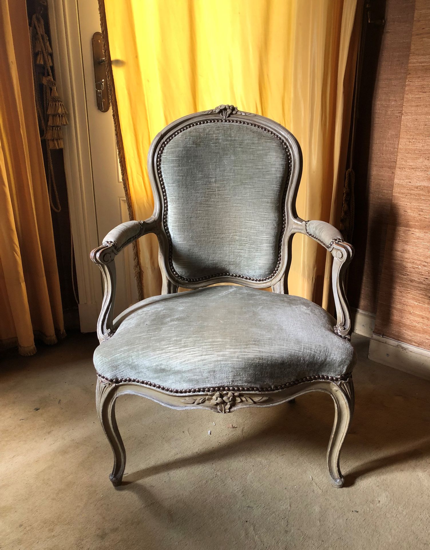 Null 灰色木质模制、雕刻和上漆的卡布丽缇椅，椅背和腰带上有鲜花装饰，扶手为鞭状。盖有J.B. BOULARD的印章，1754年获得了Maitre。高度：91&hellip;