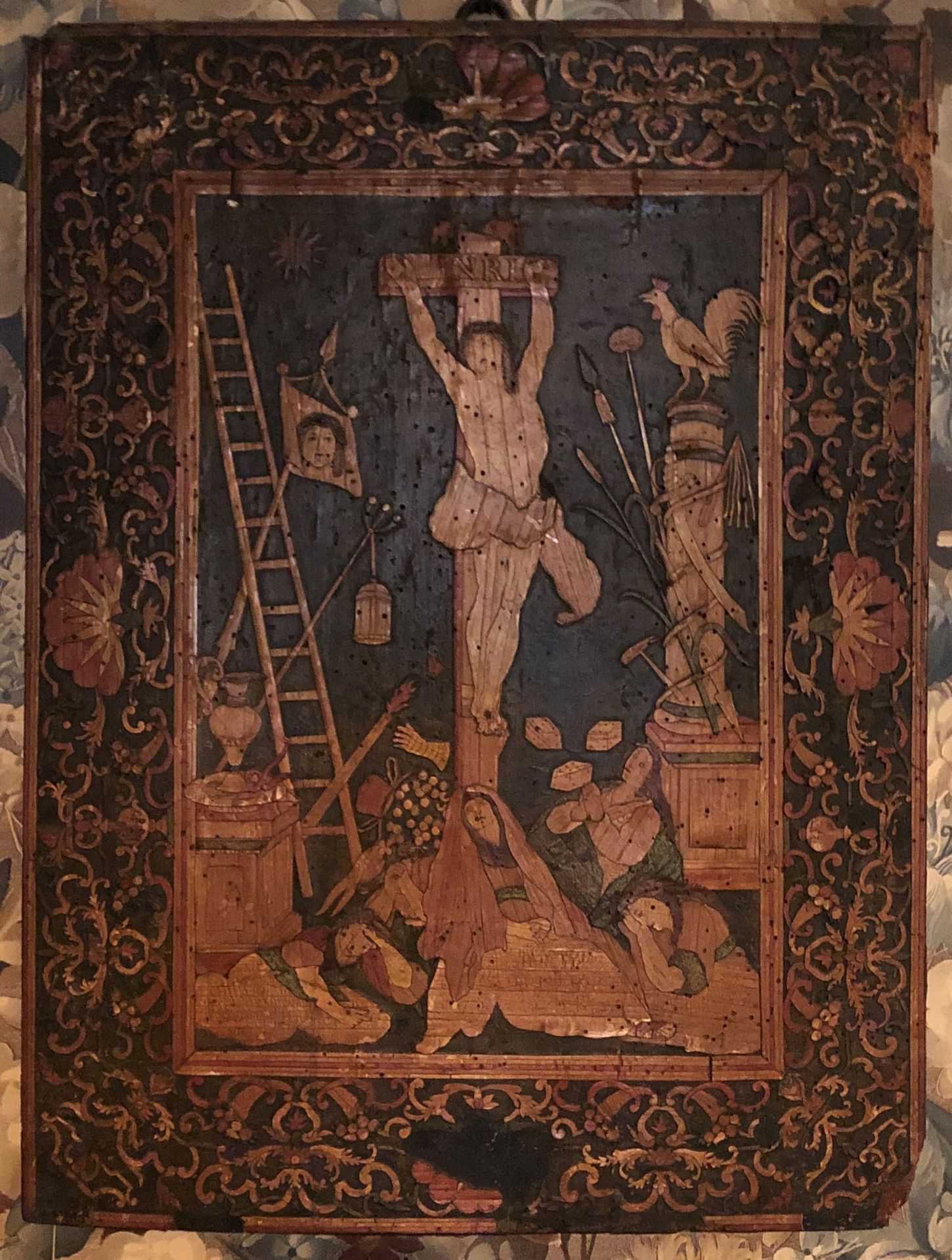 Null 十八世纪的法国学校。十字架，木芯上的草编镶嵌板。(事故和缺失的部分)。尺寸：48 x 36厘米。