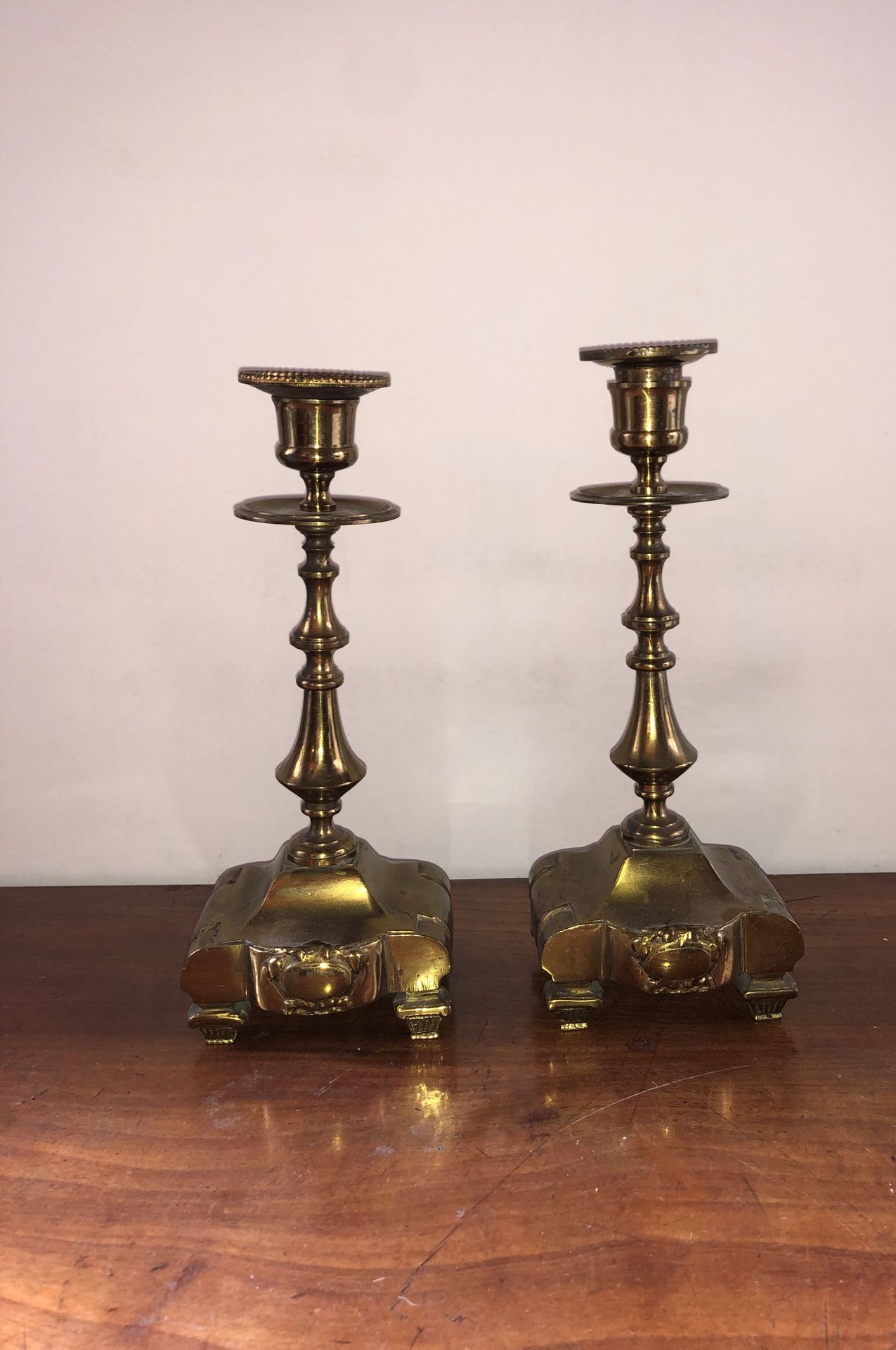 Null PAIR OF FLAMPS in brass. 18th century. Height: 24 cm.