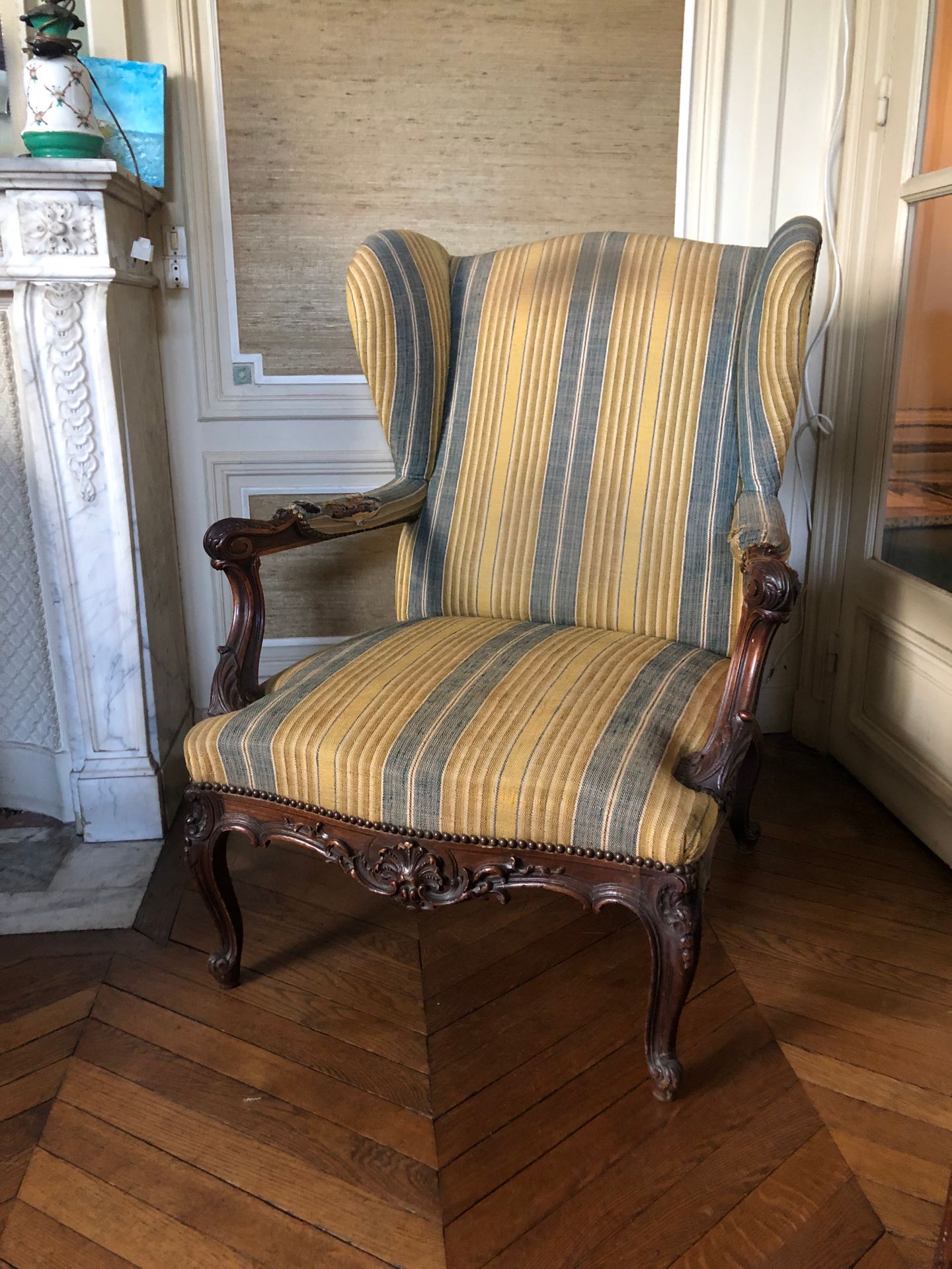 Null Wooden armchair with ears, molded and carved with scrolls. Regency style, 1&hellip;