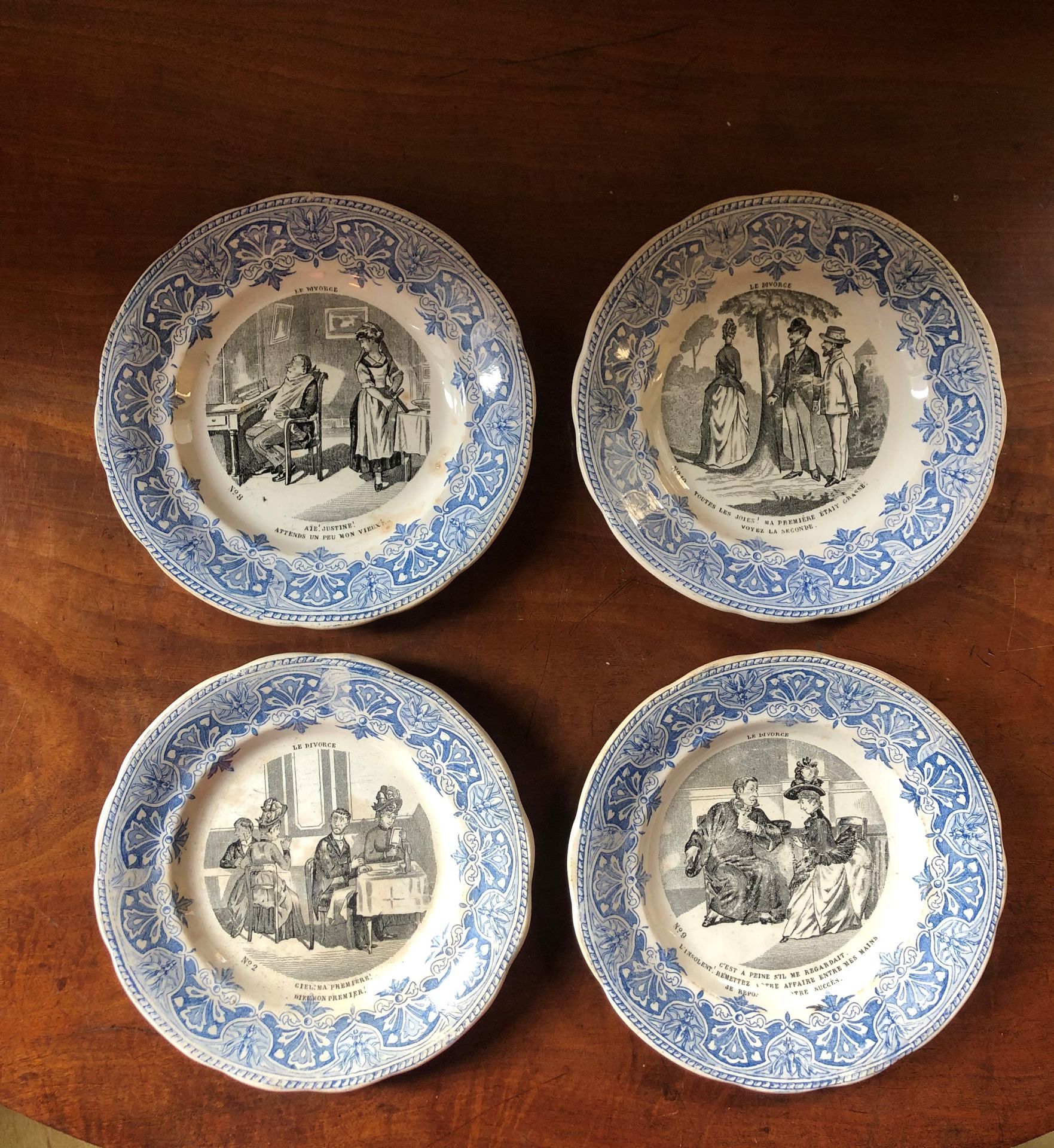 Null CREIL和Montereau。四个陶器盘子，用格子纹装饰着以离婚为主题的幽默场景，翅膀用蓝色单色装饰。(N°2,8,9和10)