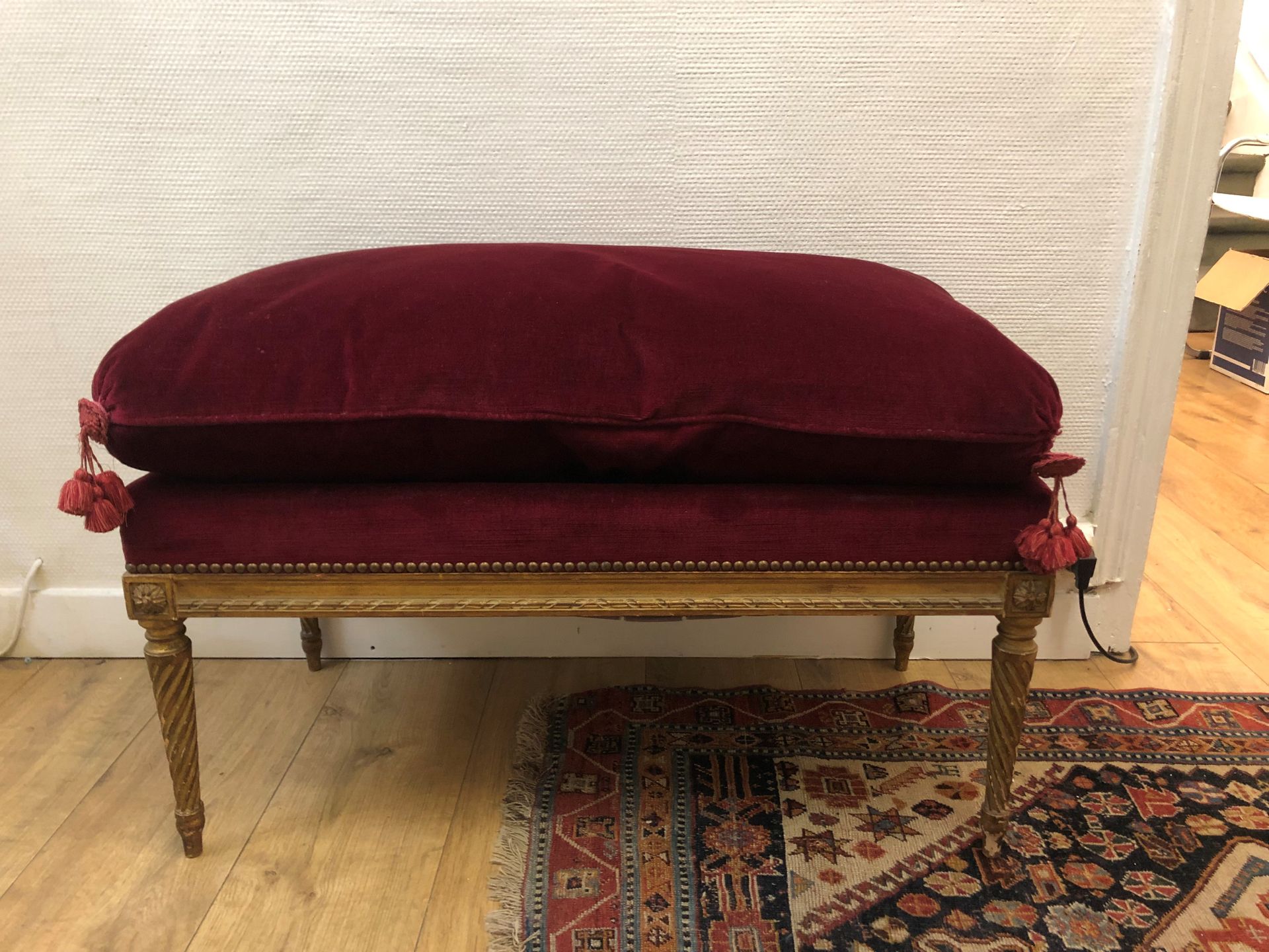 Null 路易十六风格的模制、雕刻和镀金木椅，红色天鹅绒软垫。总高度：50厘米；长度：80厘米；深度：40厘米。