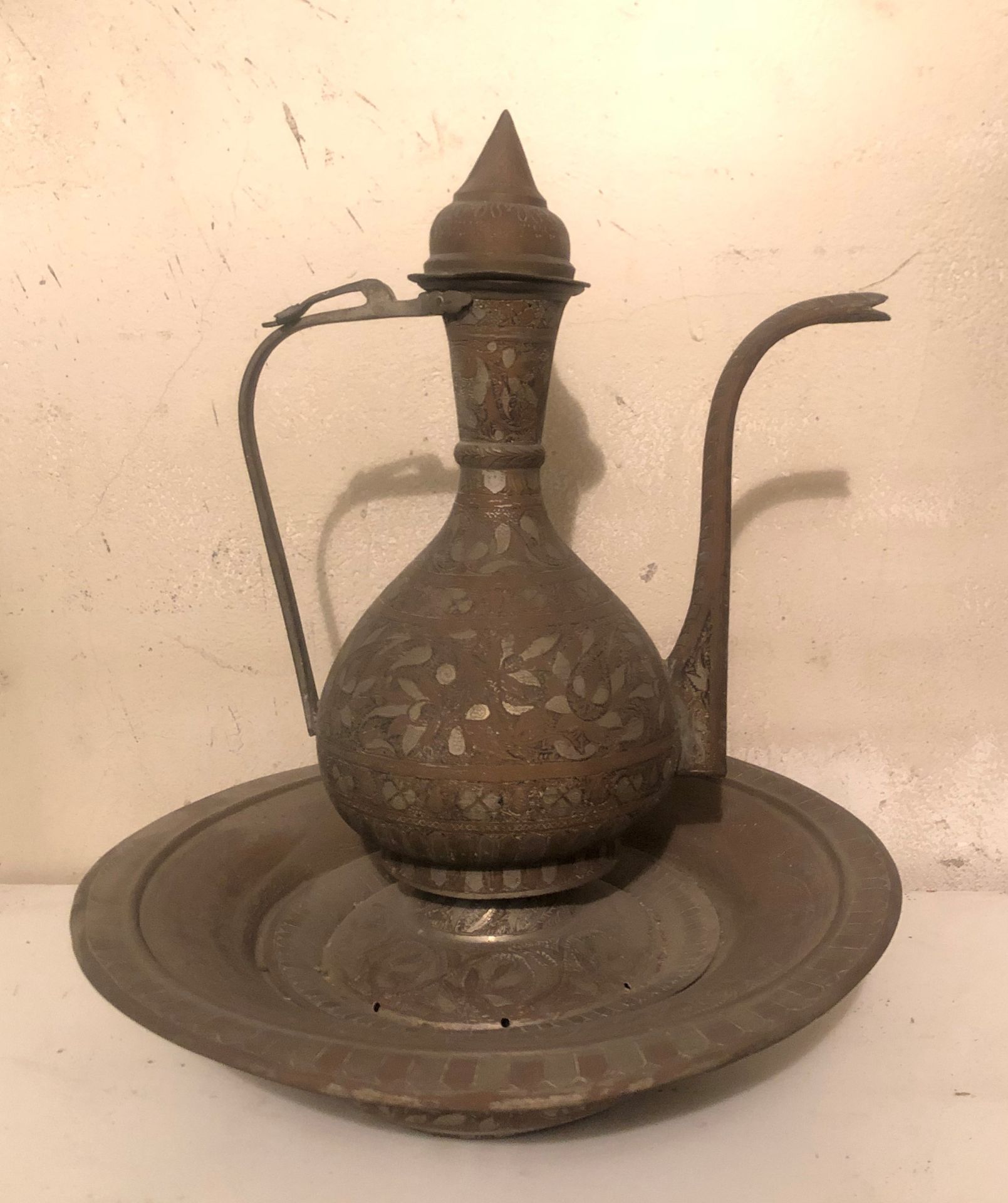 Null 一个金属蛋罐和它的盆子，有自然主义的装饰。土耳其 十九世纪。高44厘米。