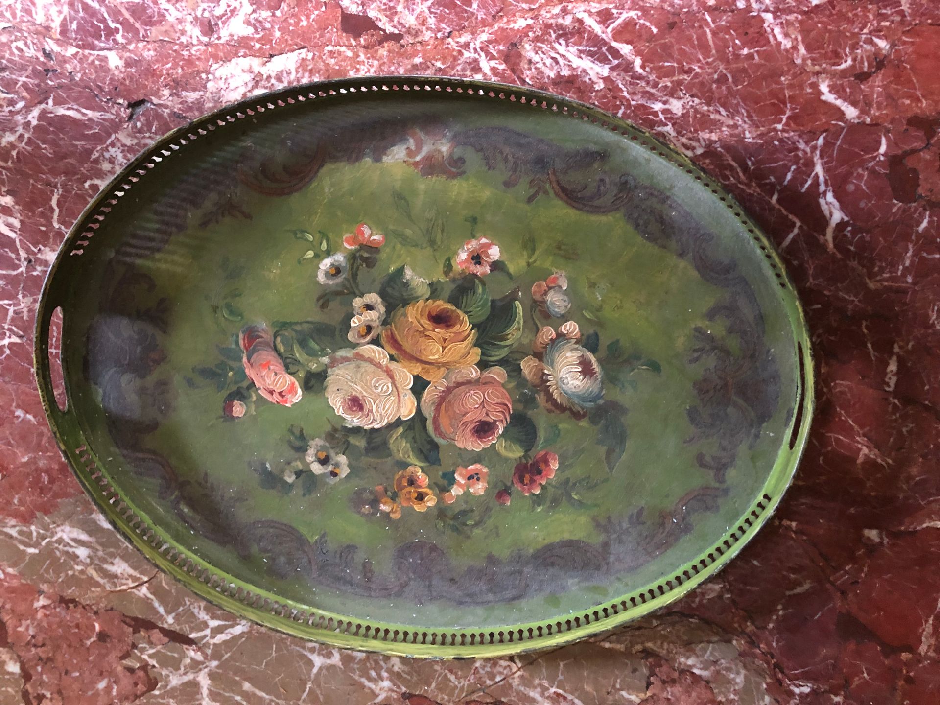 Null 两块金属板，一块涂成绿色，有花朵装饰，周围有镂空的画廊；另一块是黑色背景，中央有一个风景的装饰。拿破仑三世。长度：55和61厘米。(湿度的痕迹）。)
