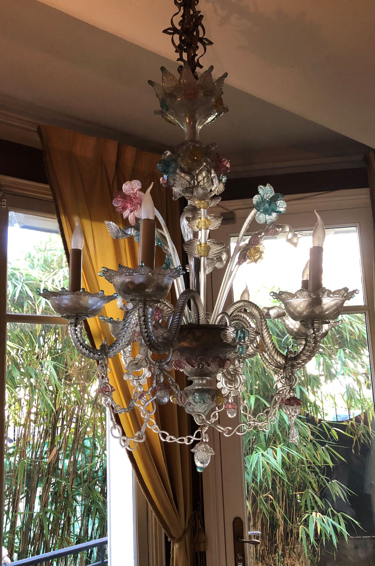 Null 一盏穆拉诺玻璃吊灯，有6个灯臂，装饰着黄色、粉色和蓝色的花朵。20世纪。高度：80厘米。