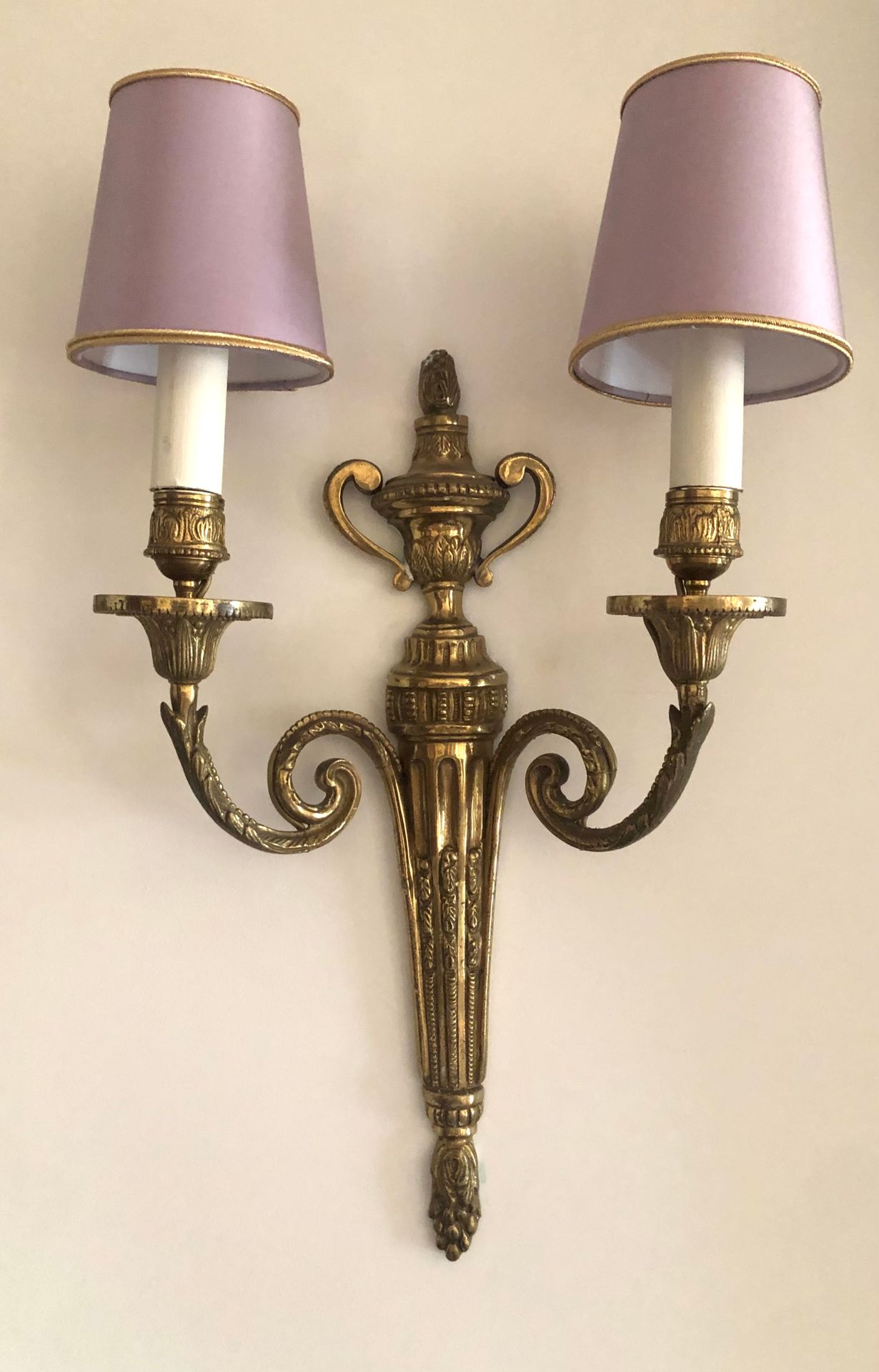 Null 一对双灯带凹槽和镀金的青铜壁炉，装饰有一个鞘，上面有一个卡索。灯罩为淡紫色织物。路易十六的风格。高度：40厘米。高度：40厘米。