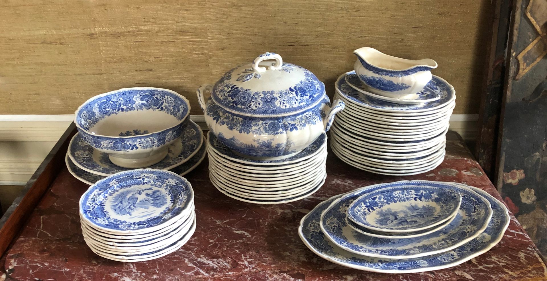 Null Villeroy & Boch.布尔根兰 "蓝色单色陶器晚餐服务包括：2个圆盘和2个椭圆盘，2个蒸笼，1个酱缸，1个汤锅，1个碗，20个餐盘，12个汤&hellip;