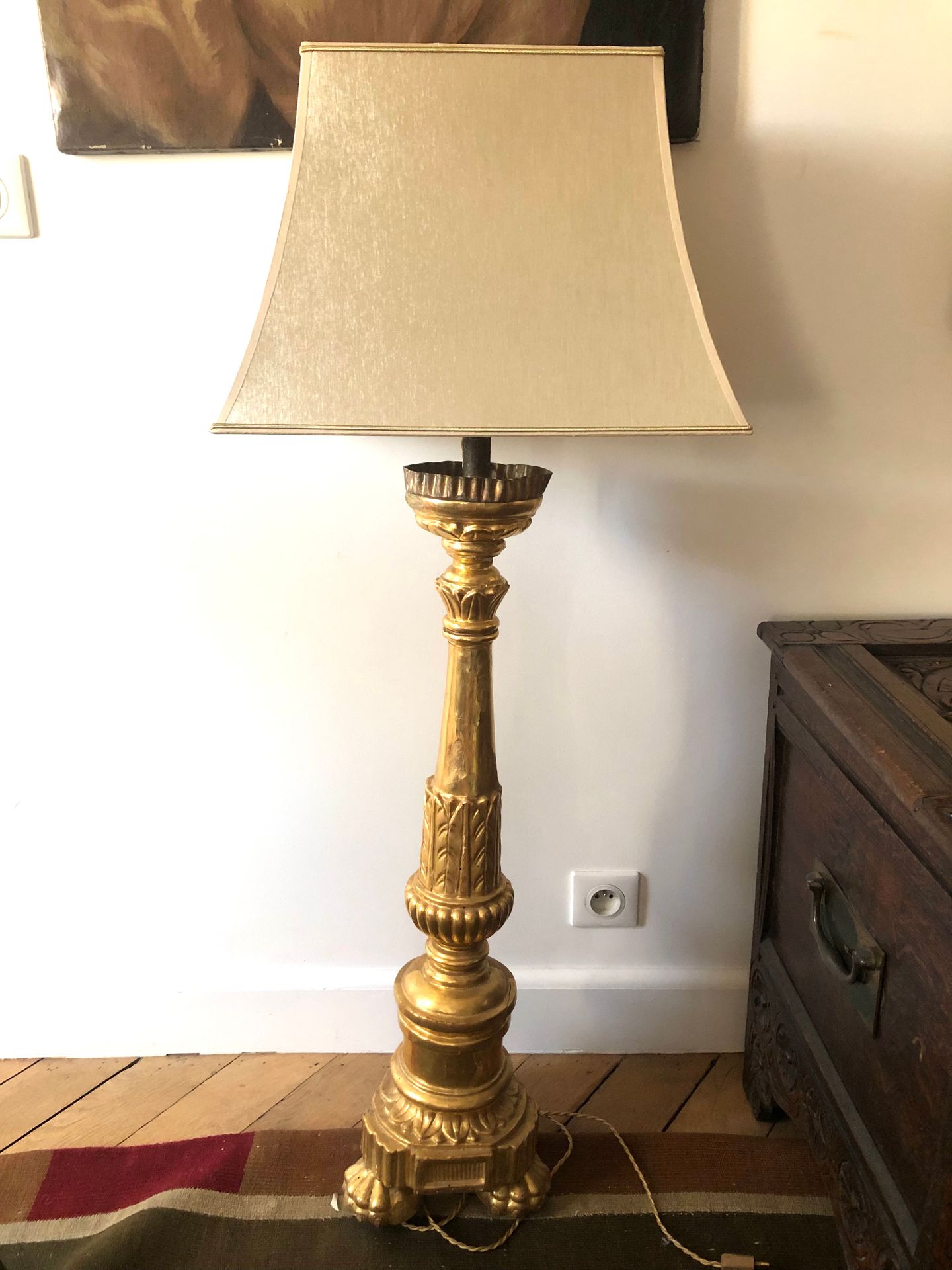 Null 大型镀金木制壁炉，安装在三条腿上，末端为狮爪，作为一盏灯。米色的灯罩。19世纪。高度：86厘米。高度：86厘米。(裂缝和缺口)。