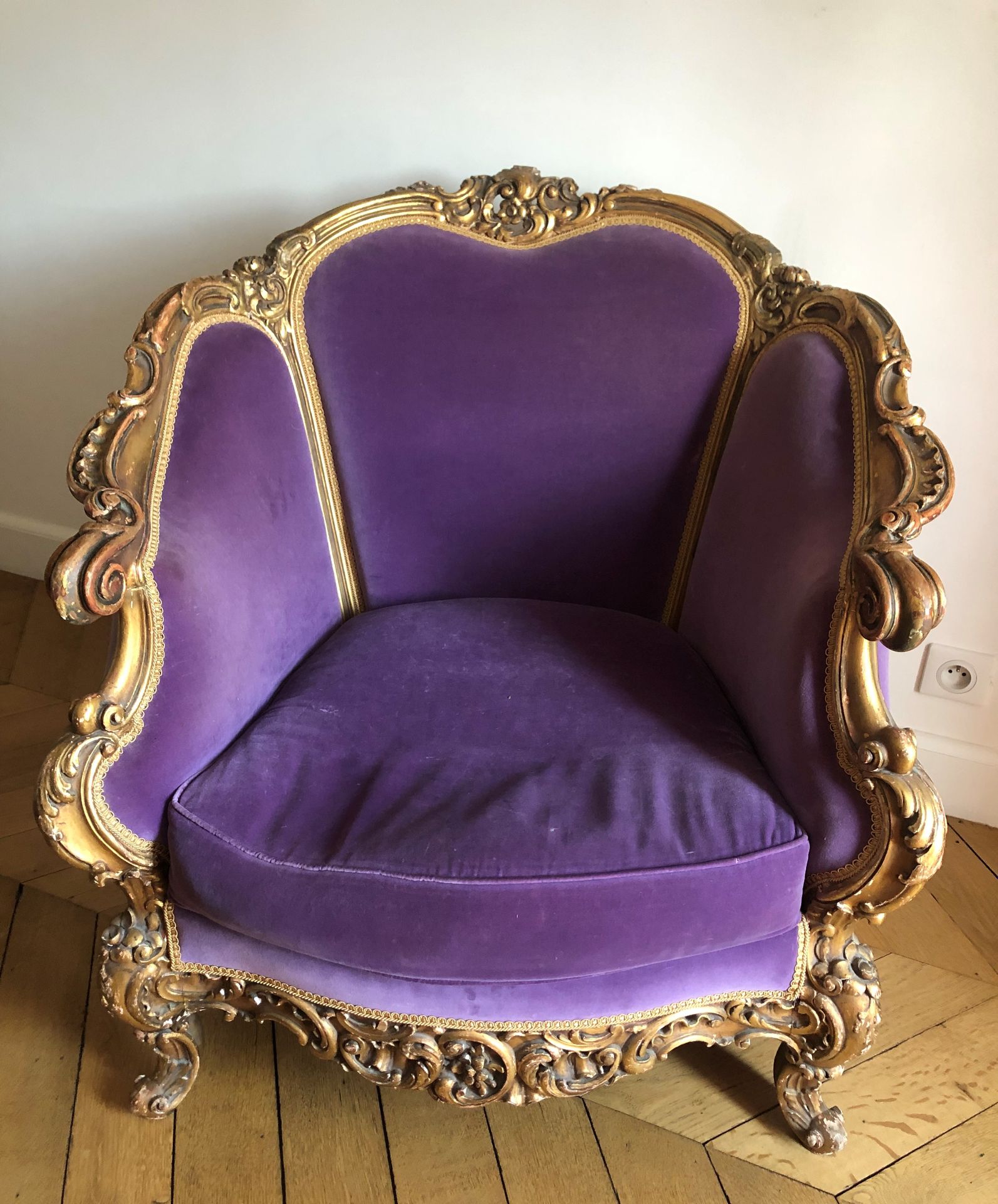 Null 一对移动形状的大型雕刻和镀金的木质牧羊人椅子，用红心的紫色天鹅绒装饰。威尼斯的巴洛克作品。高度：87厘米87厘米；宽度：87厘米；座椅深度：57厘米。