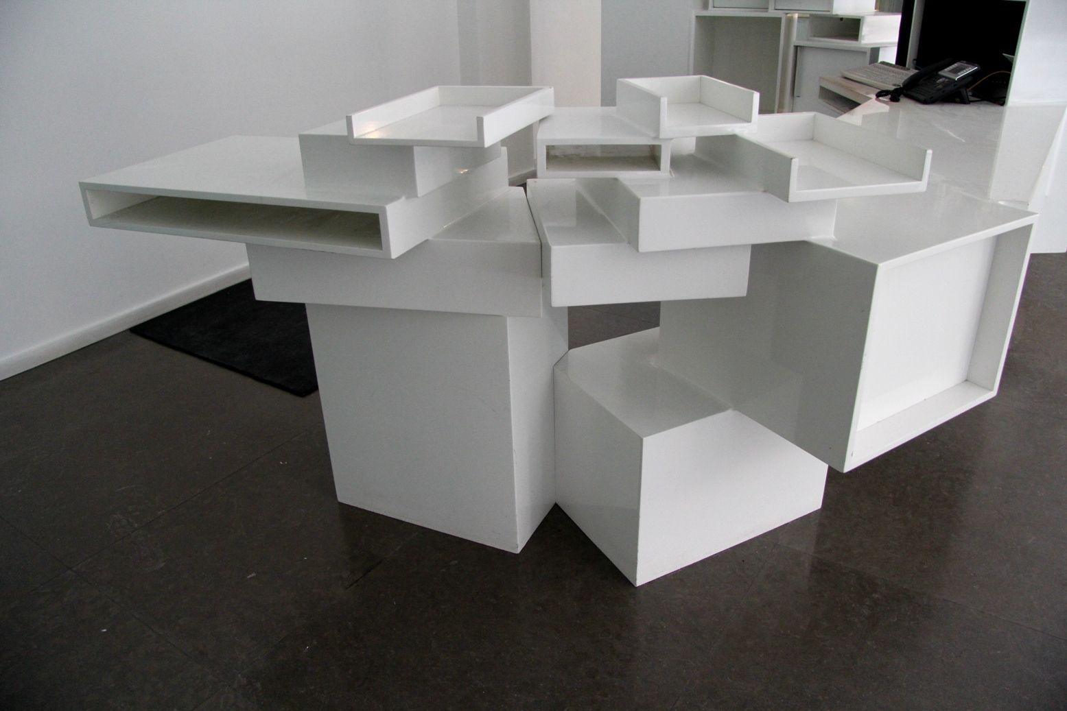Null 
设计：办公桌由三个存储模块和一个木质和白色漆面金属柜组成。为巴黎的设计场所制作的独特模型。桌子尺寸：高度。最大。112厘米；最大。：290厘米；最大&hellip;