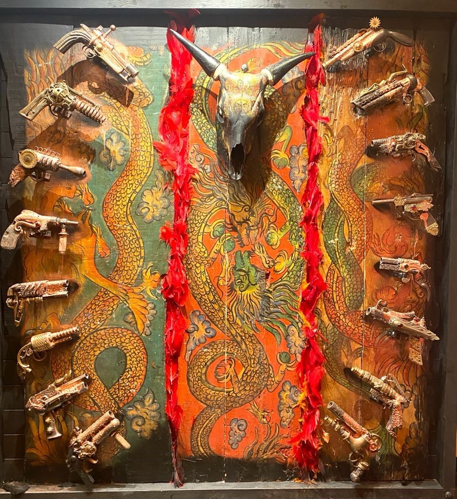 Null 
查扬-霍伊（生于1963年）， 枪械。雕塑-绘画，装饰有彩绘大屠杀和16支金属和铜色喷涂的重组枪。总尺寸：195 x 186厘米。