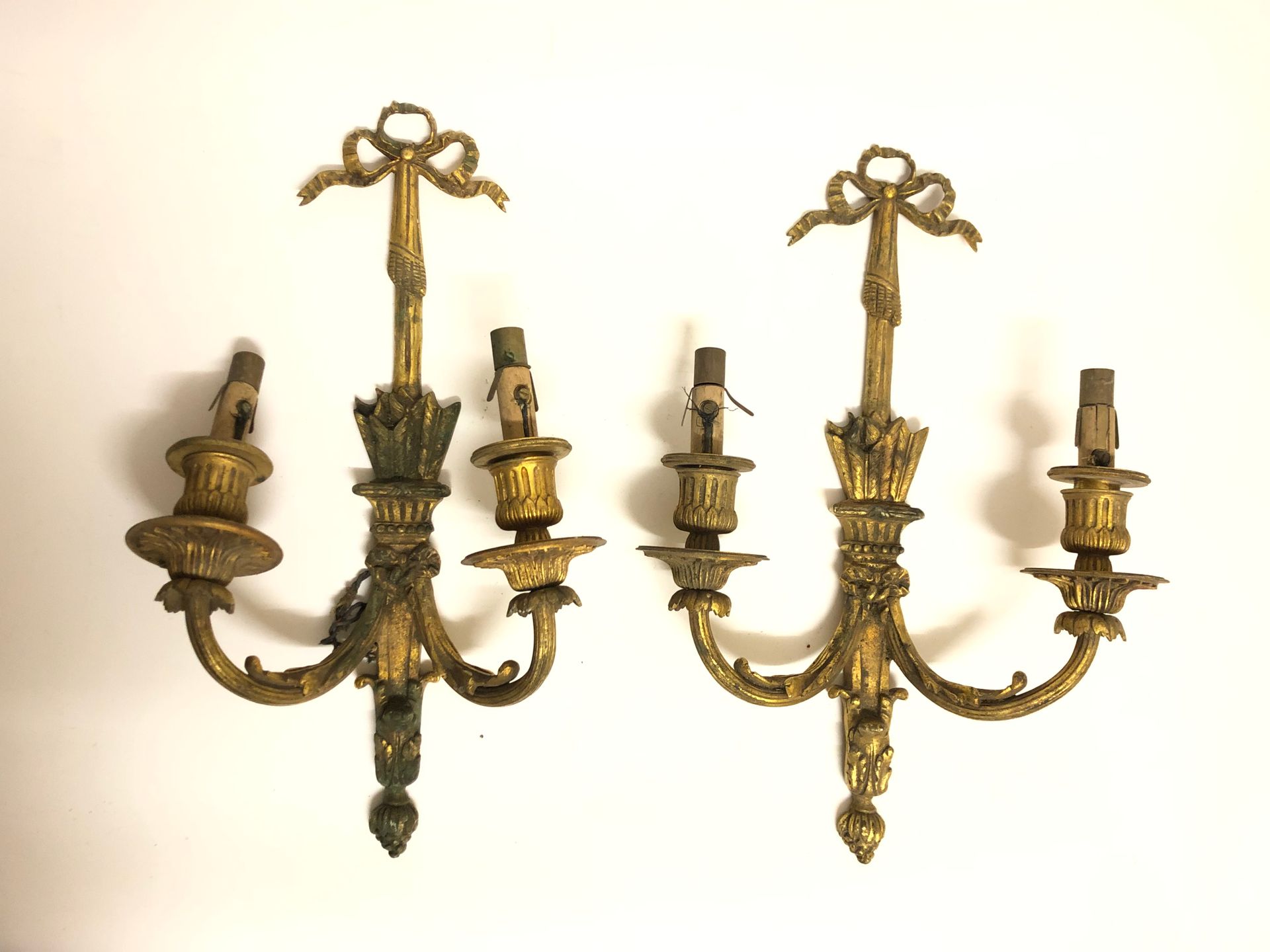 Null PAIRES D'APPLIQUES en bronze doré à deux bras de lumière, Style Louis XVI. &hellip;