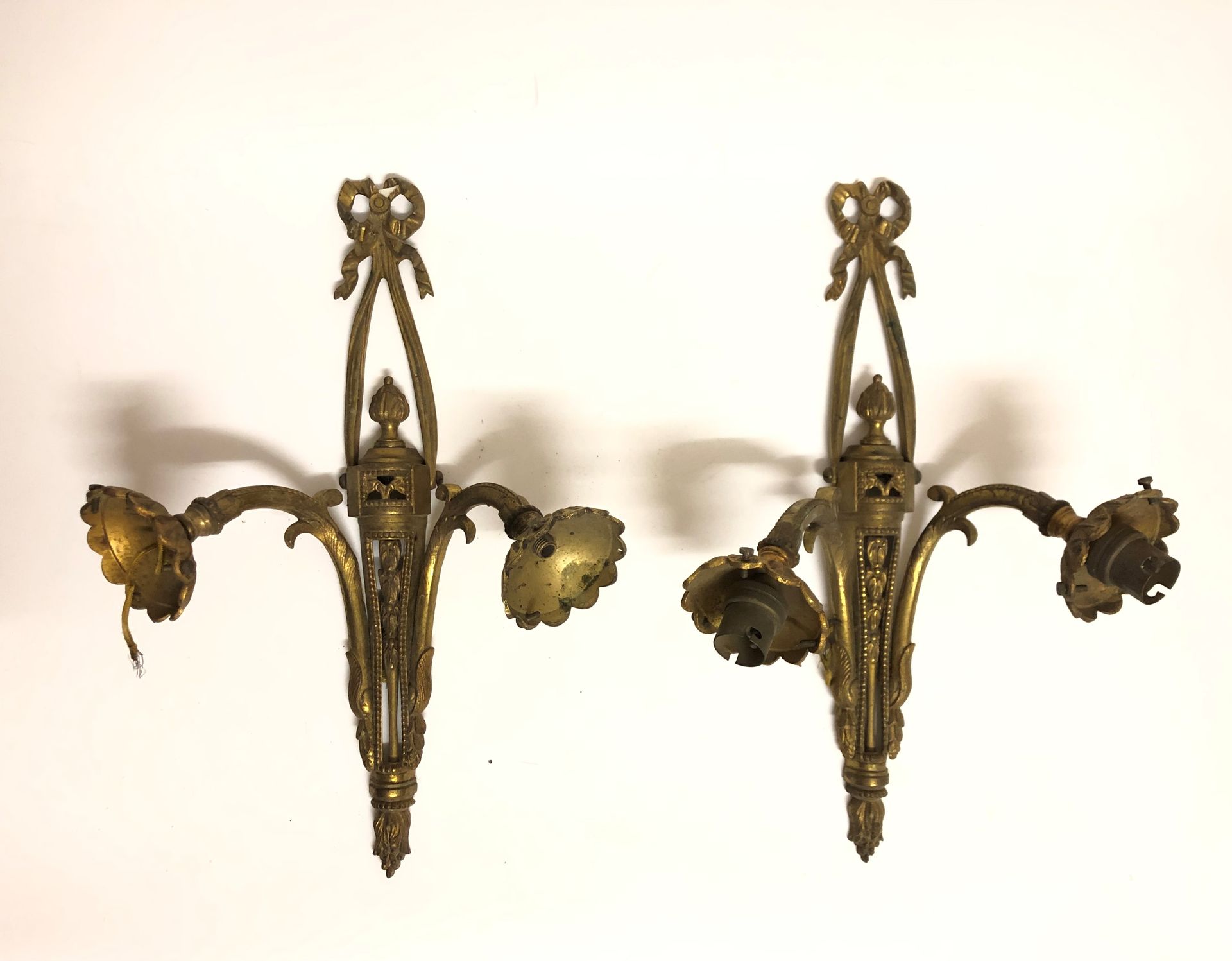 Null PAIRES D'APPLIQUES en bronze doré à deux bras de lumière, Style Louis XVI. &hellip;