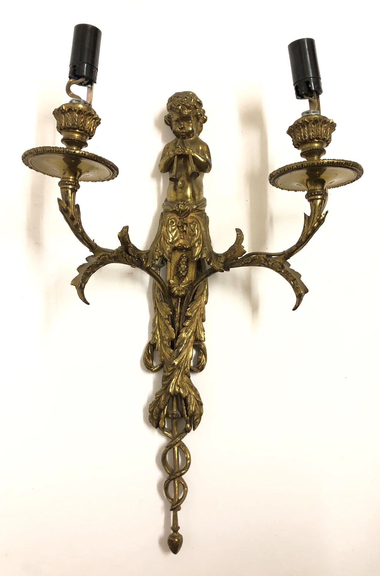 Null APPLIQUE en bronze ciselé et doré à deux bras de lumière, le fût formé d'un&hellip;