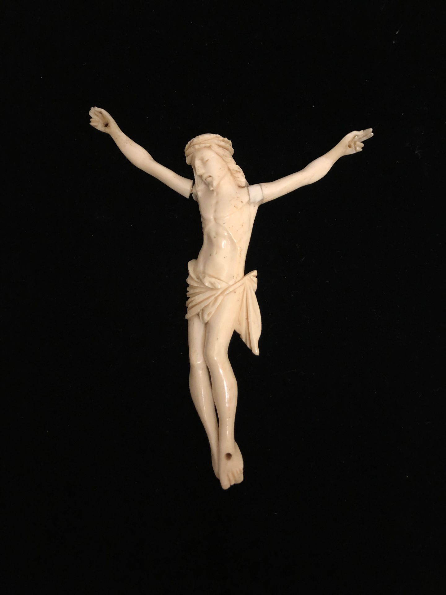 Null CHRIST en croix en os. Manque la croix. Restaurations. Dim.: 13 cm x 10 cm &hellip;