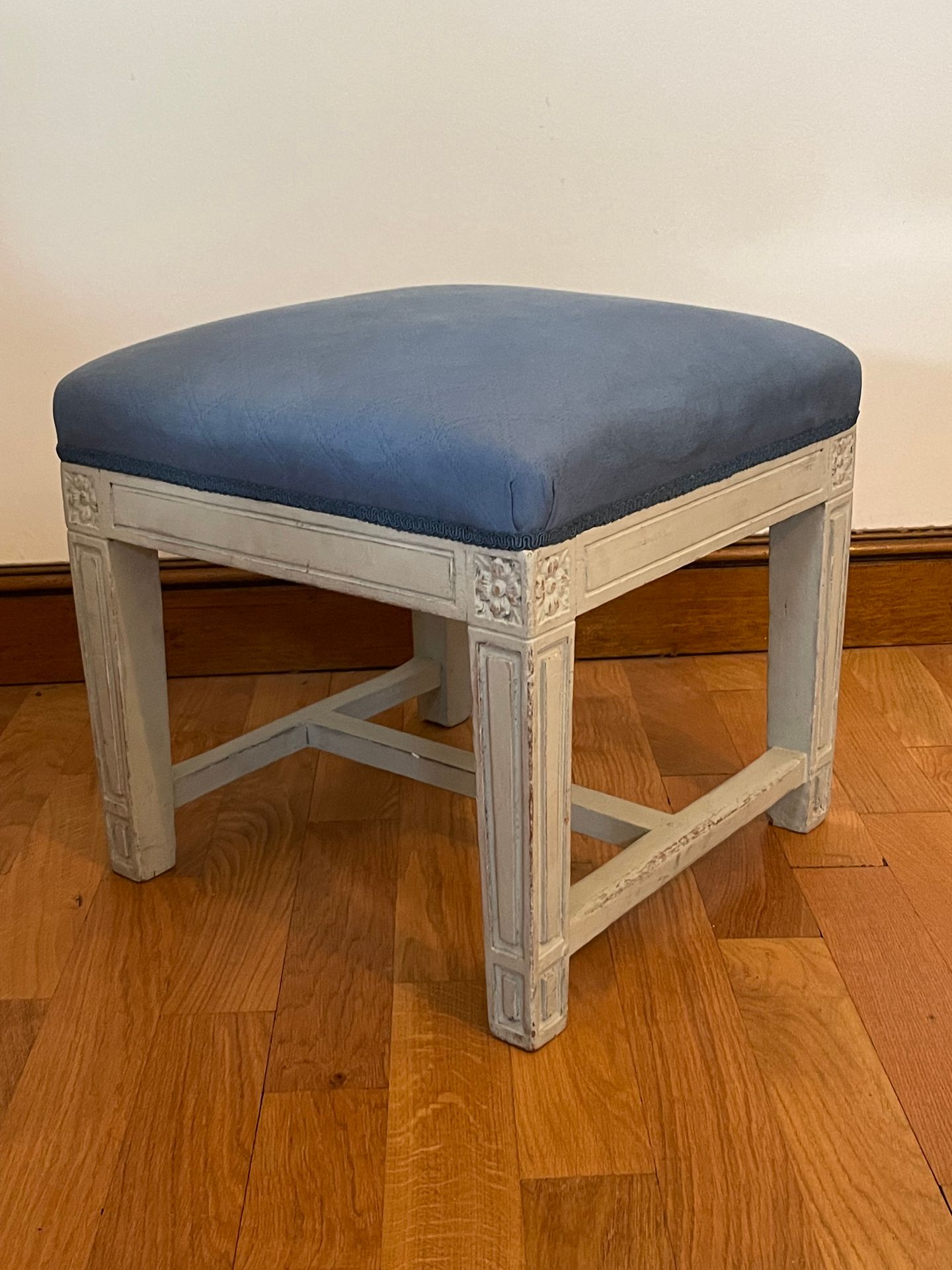 Null 浅灰色重新上漆的木制方凳，有棱纹腿和H形支架。18世纪晚期。高度：43厘米 - 宽度：46厘米 - 高度：46厘米