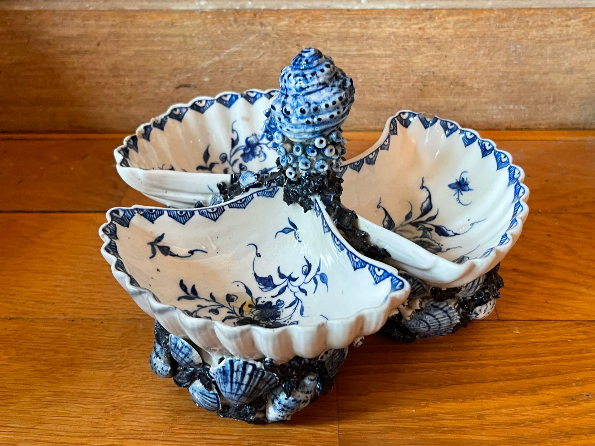 Null Taschenleerer mit drei muschelförmigen Fächern aus Keramik mit einem blau-w&hellip;