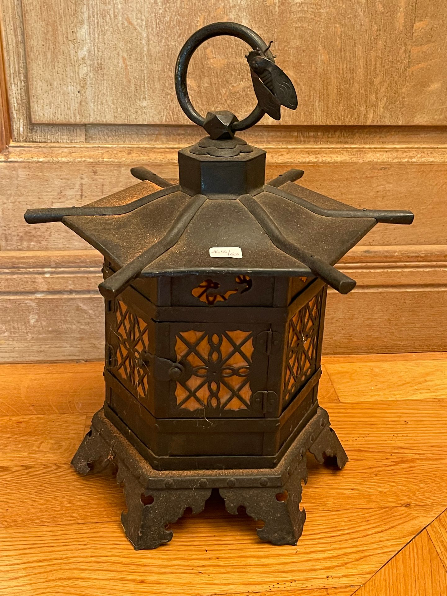 Null 六角形宝塔形状的金属灯笼，插座上有一只蝴蝶。19世纪。高度：40厘米