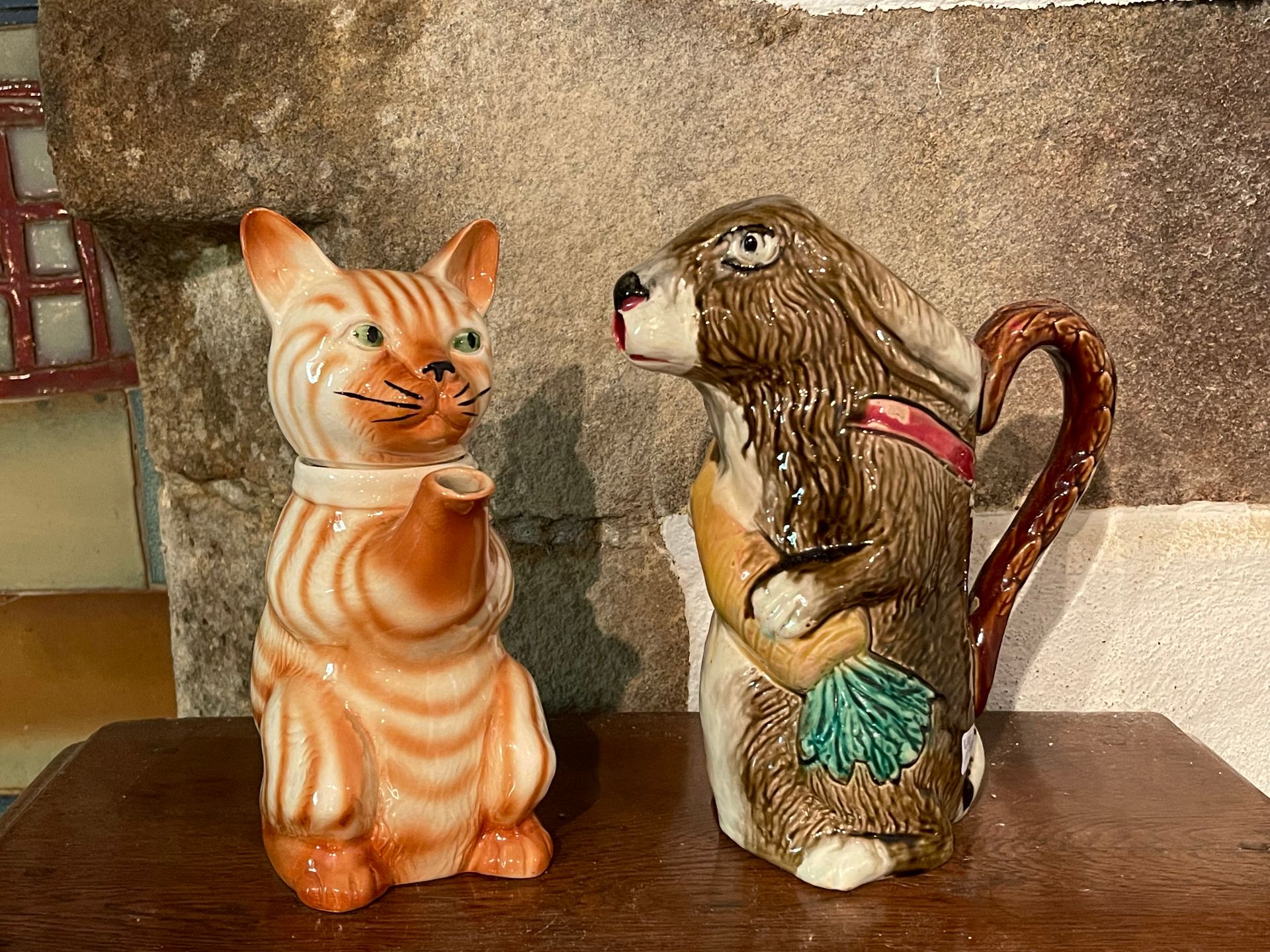 Null Dos jarras con forma de animales: gato y conejo.