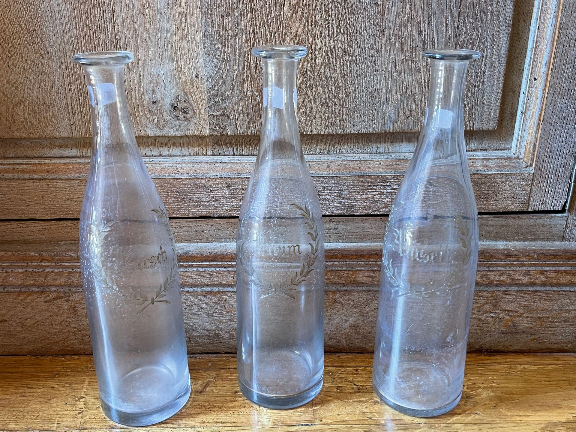 Null Tres botellas de vidrio grabadas "Rhum, Anisette, Kirsh