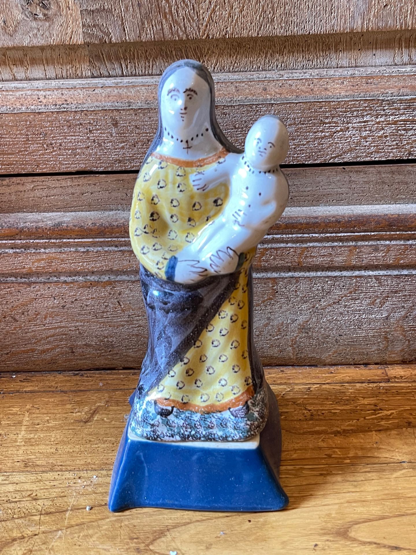 Null 黄色和蓝色Quimper陶器的 "分娩的圣女"，19世纪末。高度：25厘米