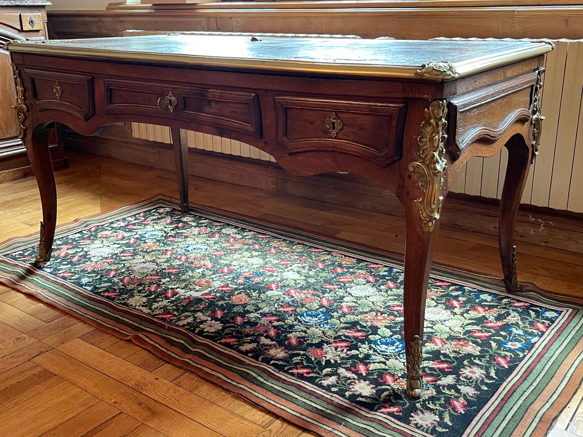 Null 
Großer, flacher Schreibtisch aus Naturholz, ehemals lackiert, mit elegante&hellip;