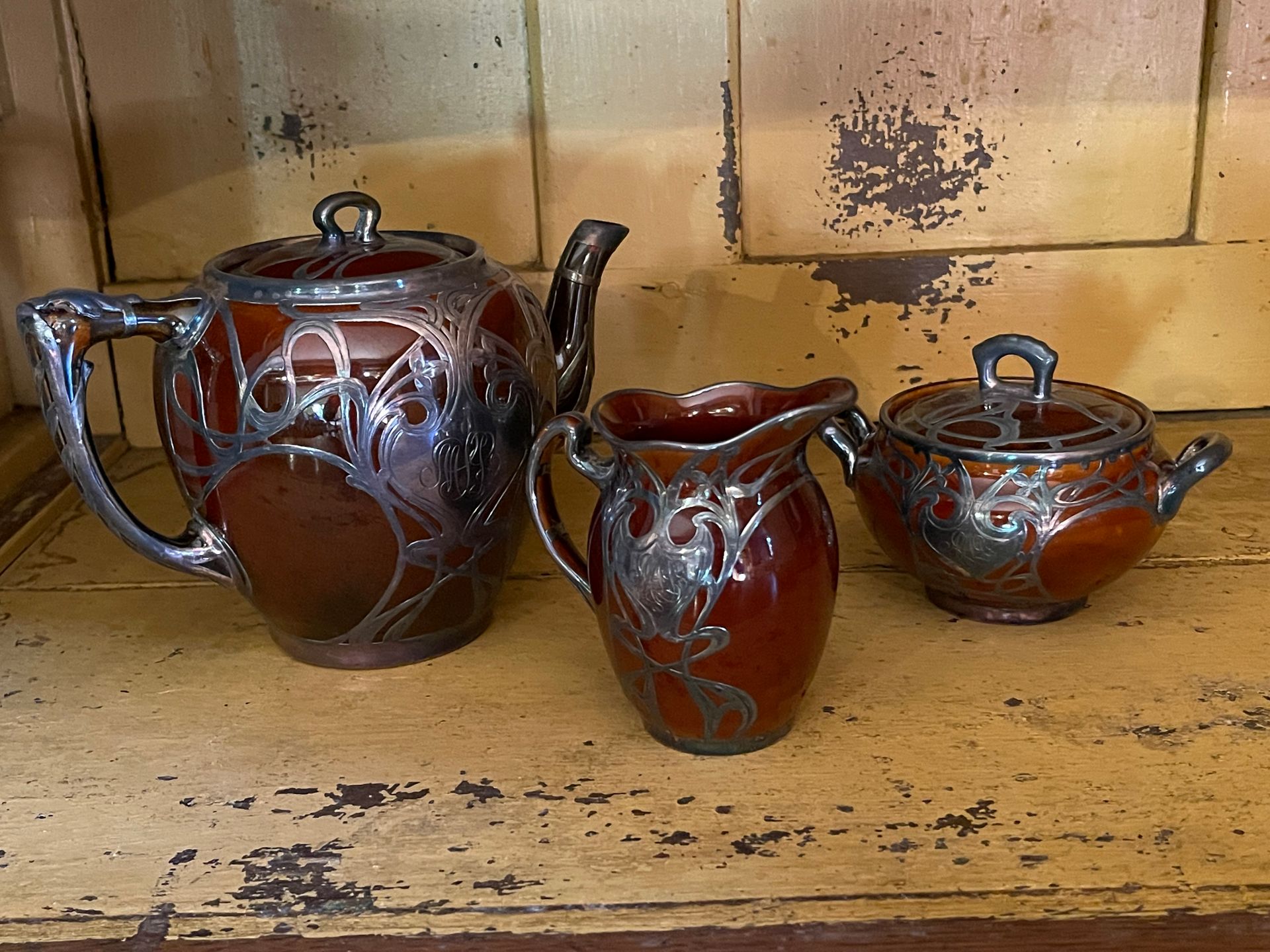 Null 棕色陶瓷和金属三件套茶具，包括：牛奶壶，茶壶，糖碗。新艺术主义风格。