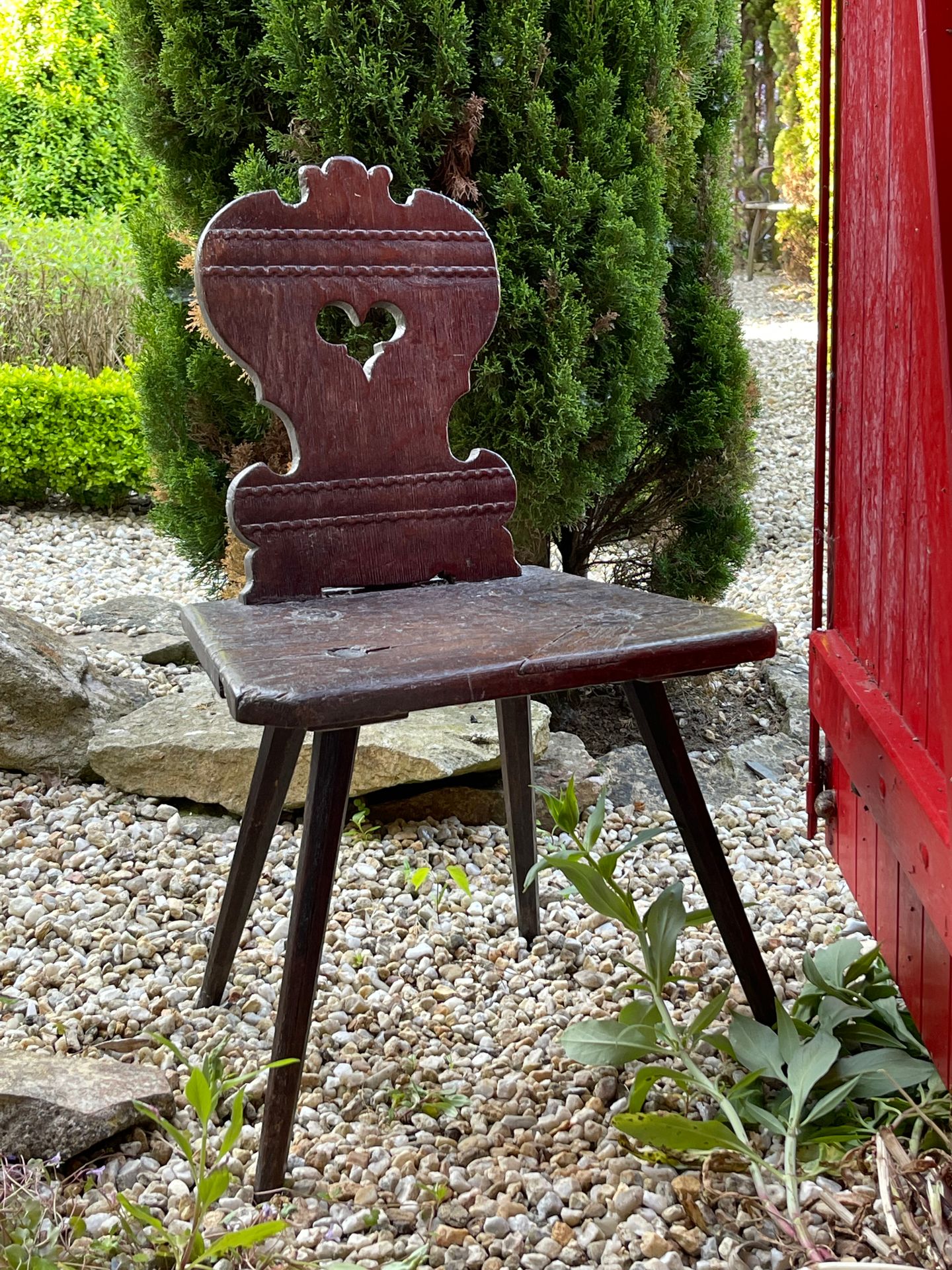 Null Chaise alsacienne en bois sculpté ajouré à motif de cœur. (acidents) Ht:77 &hellip;