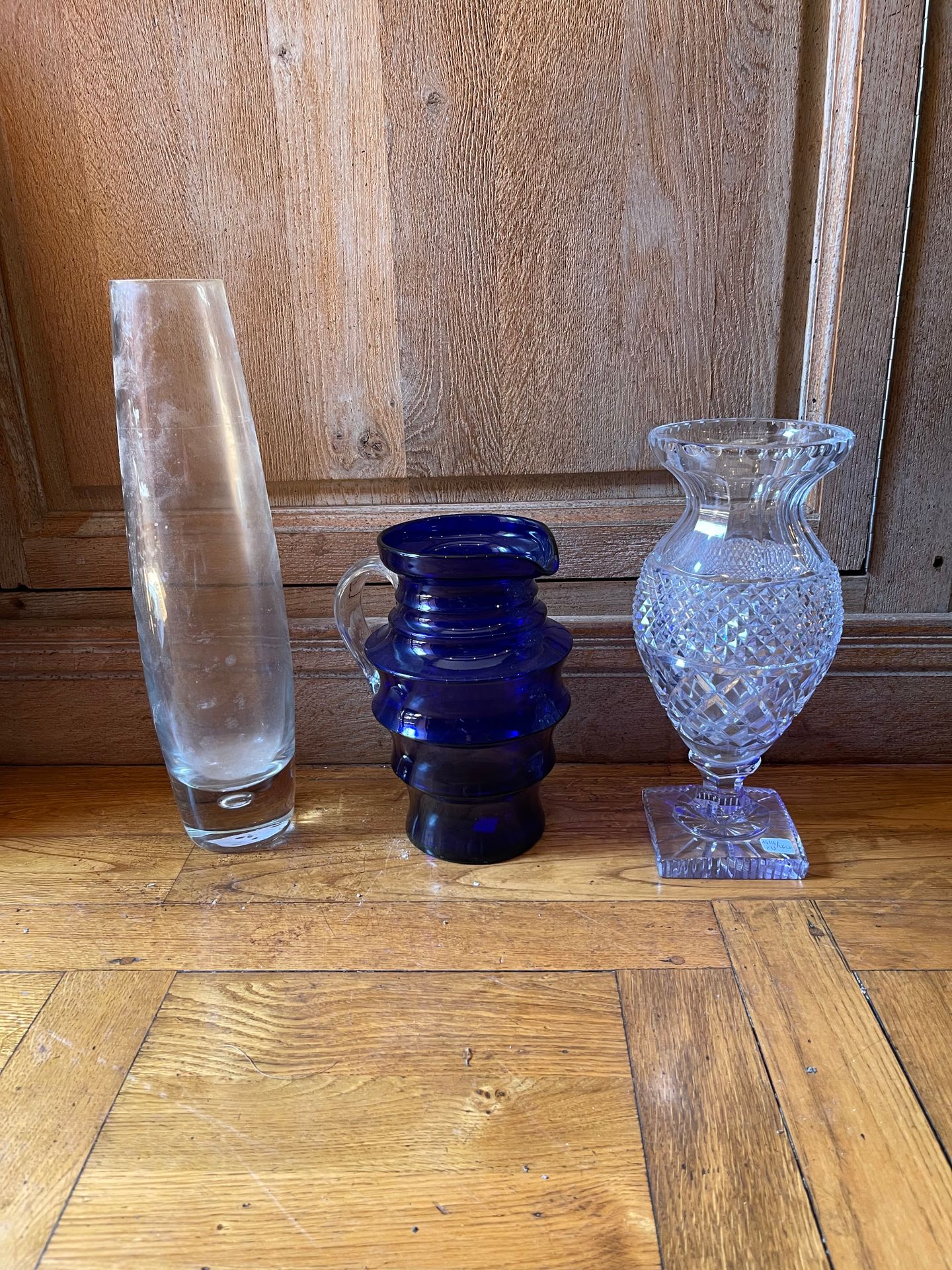 Null 拍品包括：一个方形底座的切割水晶花瓶，一个蓝色玻璃水壶，一个长方形的半透明花瓶