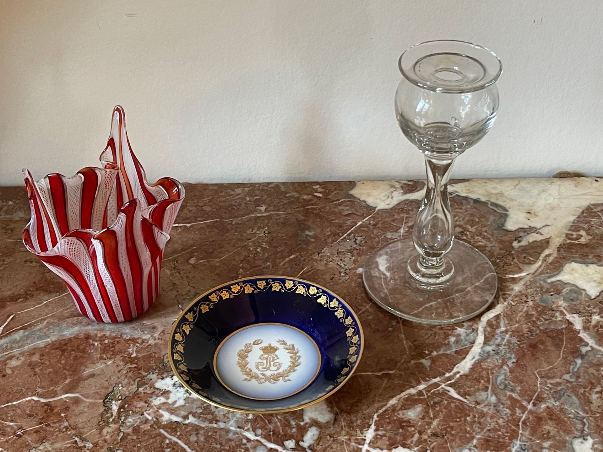 Null 拍品包括：一盏玻璃油灯，一个红白相间的穆拉诺吹制玻璃花瓶和一个塞夫勒瓷碟，上面装饰着路易-菲利普的金冠像，午夜的蓝色边框上有一个常春藤的楣。