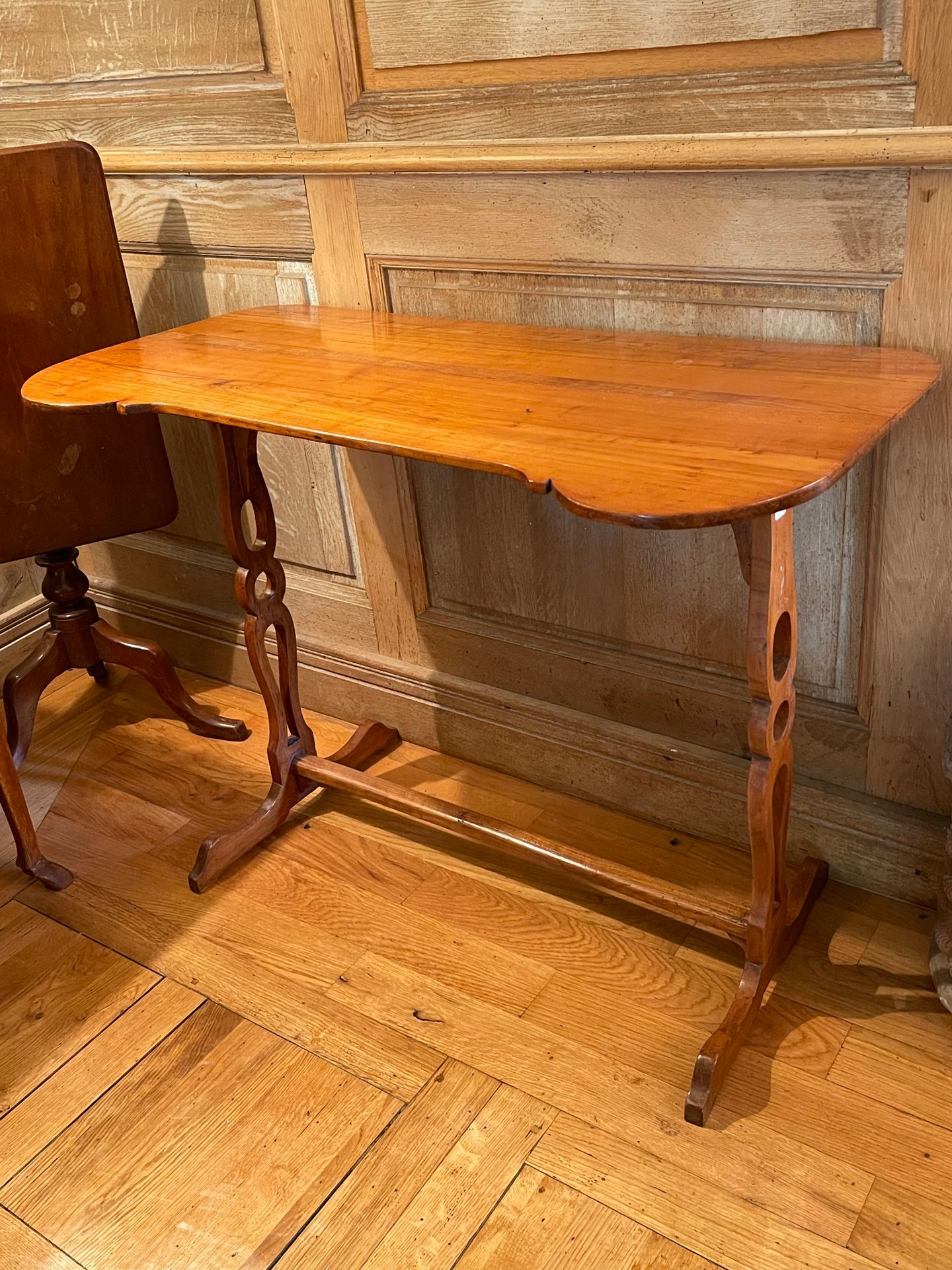 Null 樱桃木的 "肾 "桌，镂空的桌腿由一个横板连接，底座有滑轨。18世纪。高度：67厘米 - 宽度：88.5厘米 - 高度：46厘米