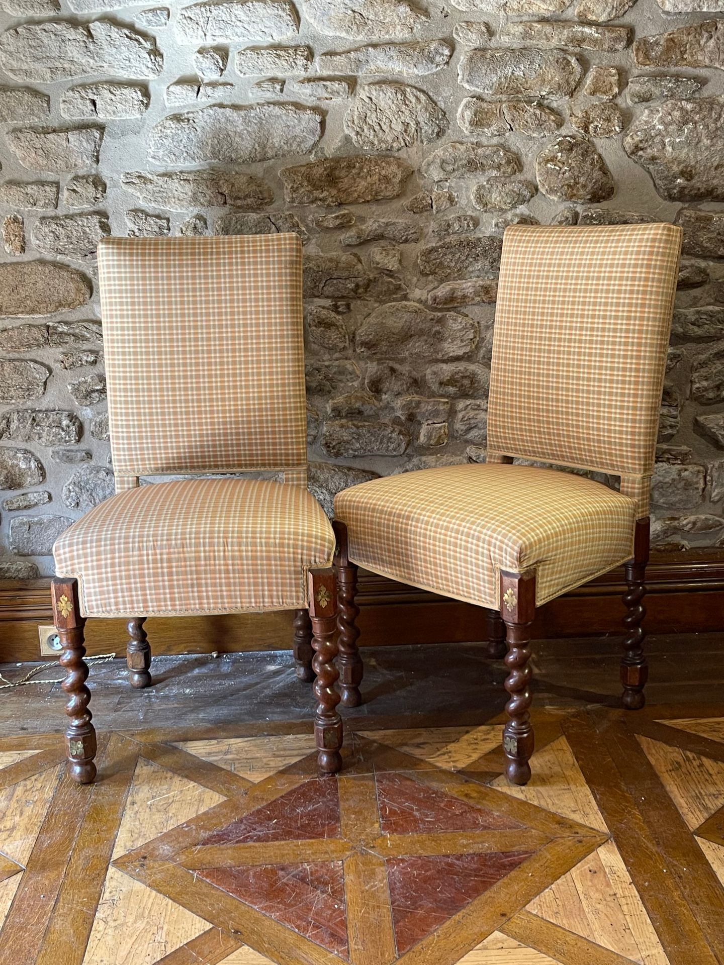Null 
一对椅子，扭动的木腿上镶嵌着切割的黄铜叶子。D'APRES UN MODEL D'ANSELME 存货标记1162和1146，以及Chateau d&hellip;