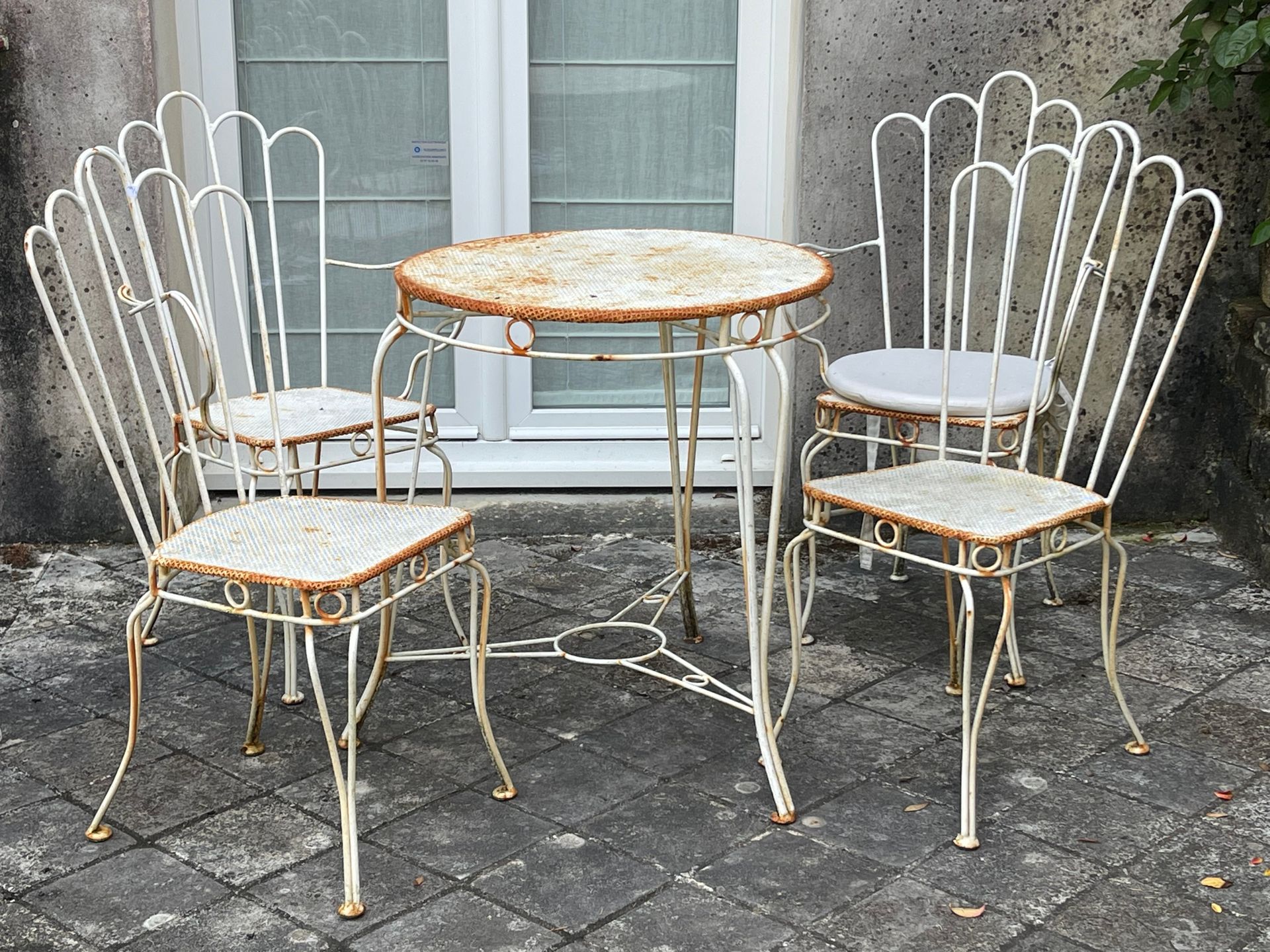 Null 
白色漆面铁质花园家具包括：一张基座桌和两把椅子以及两把带扇形图案的扶手椅。(有生锈的痕迹) 昏暗的椅子：高：14厘米 - 长：47厘米 - Pf：3&hellip;