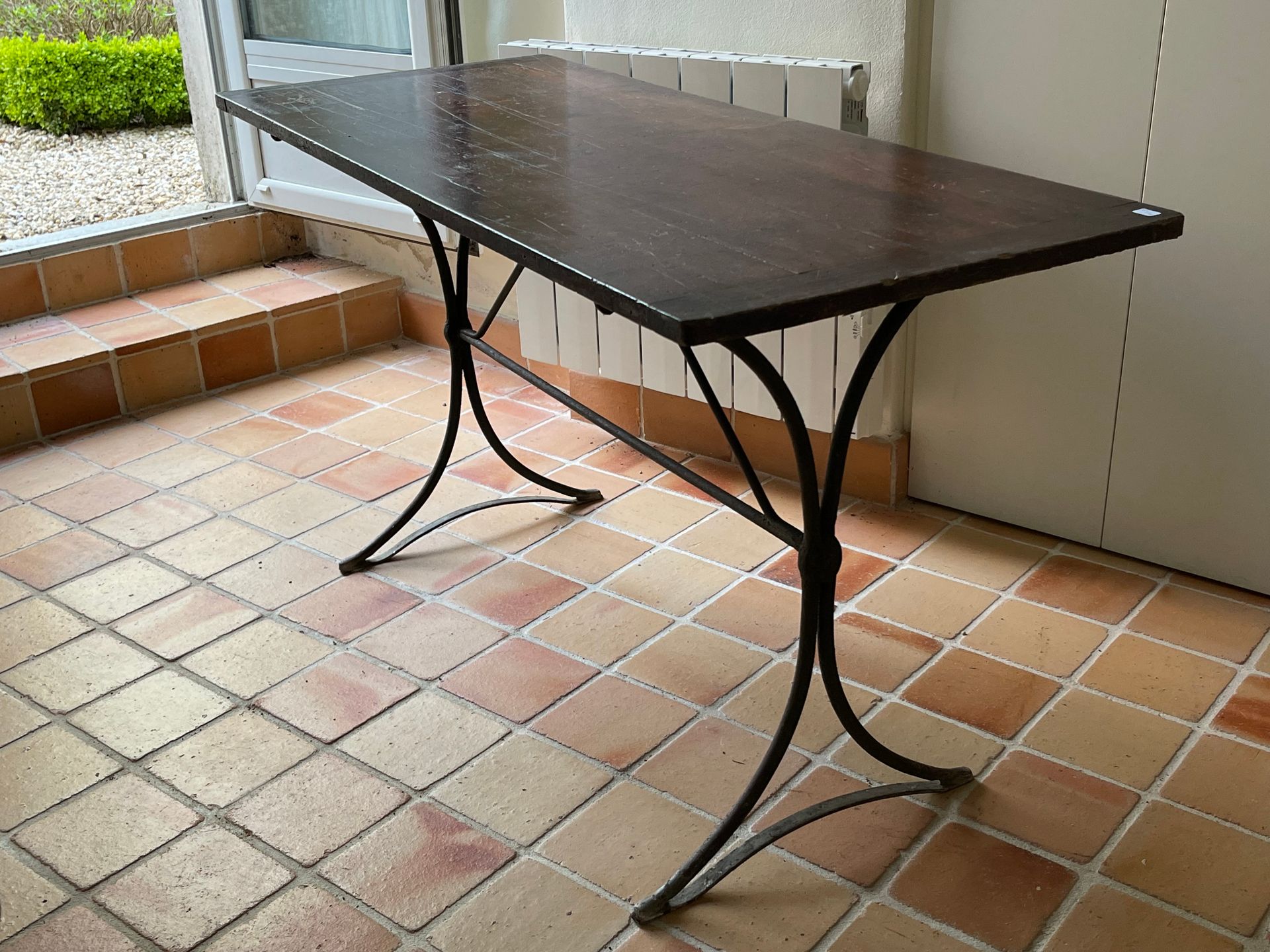 Null 天然木桌，金属X形底座。高度：71.5厘米 - 宽度：130厘米 - 高度：54厘米