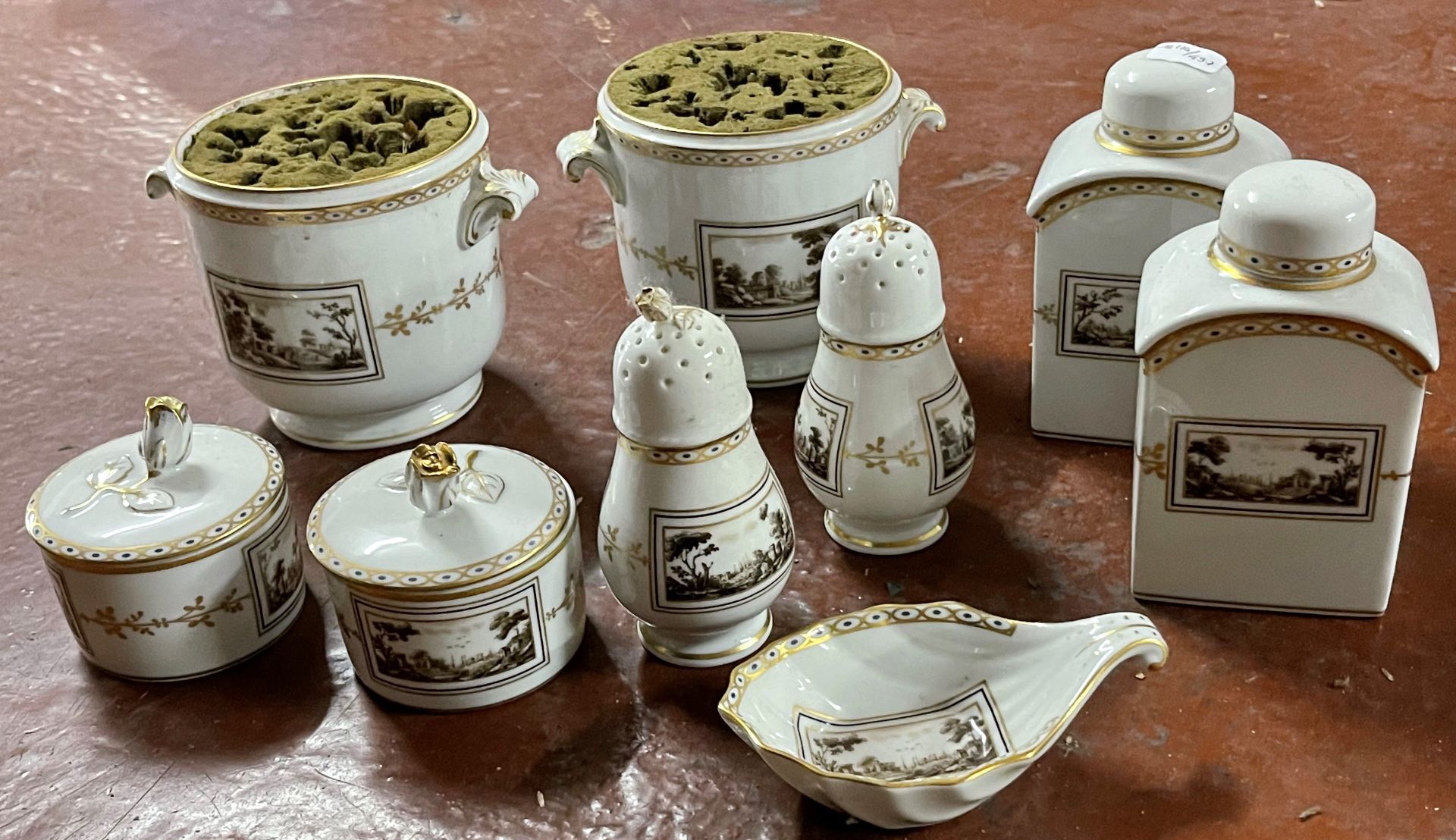 Null 佛罗伦萨瓷器套装，有格状山水装饰的刻痕和镀金细丝，包括：两个花束，两个saupoudroirs，两个有盖的壶，一个碟子和两个烧瓶及其塞子。