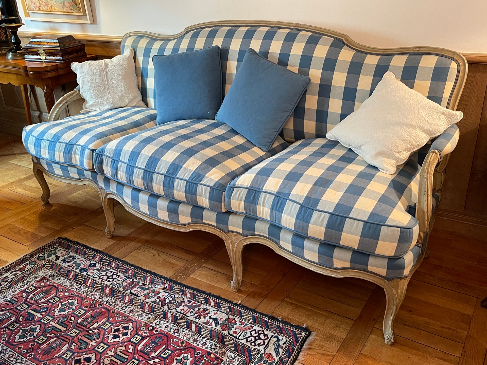 Null 
Grande divano in legno modellato, riverniciato in grigio chiaro, con schie&hellip;