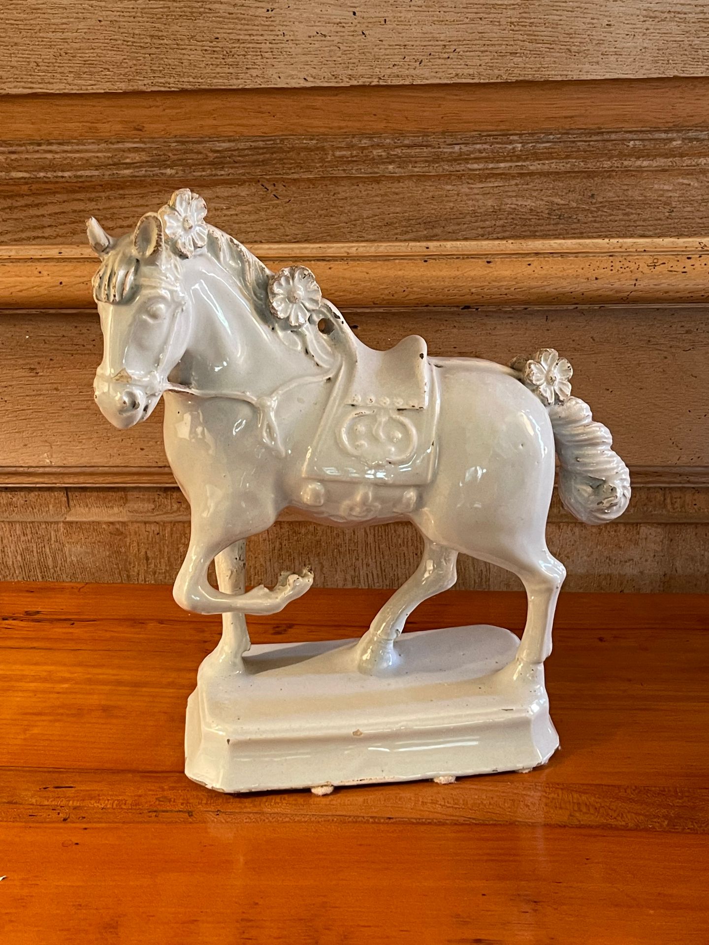 Null 长方形白色陶器底座上的一匹奔跑的马的塑像。

19世纪初。高度：25厘米 - 宽度：22厘米 - 高度：9.5厘米